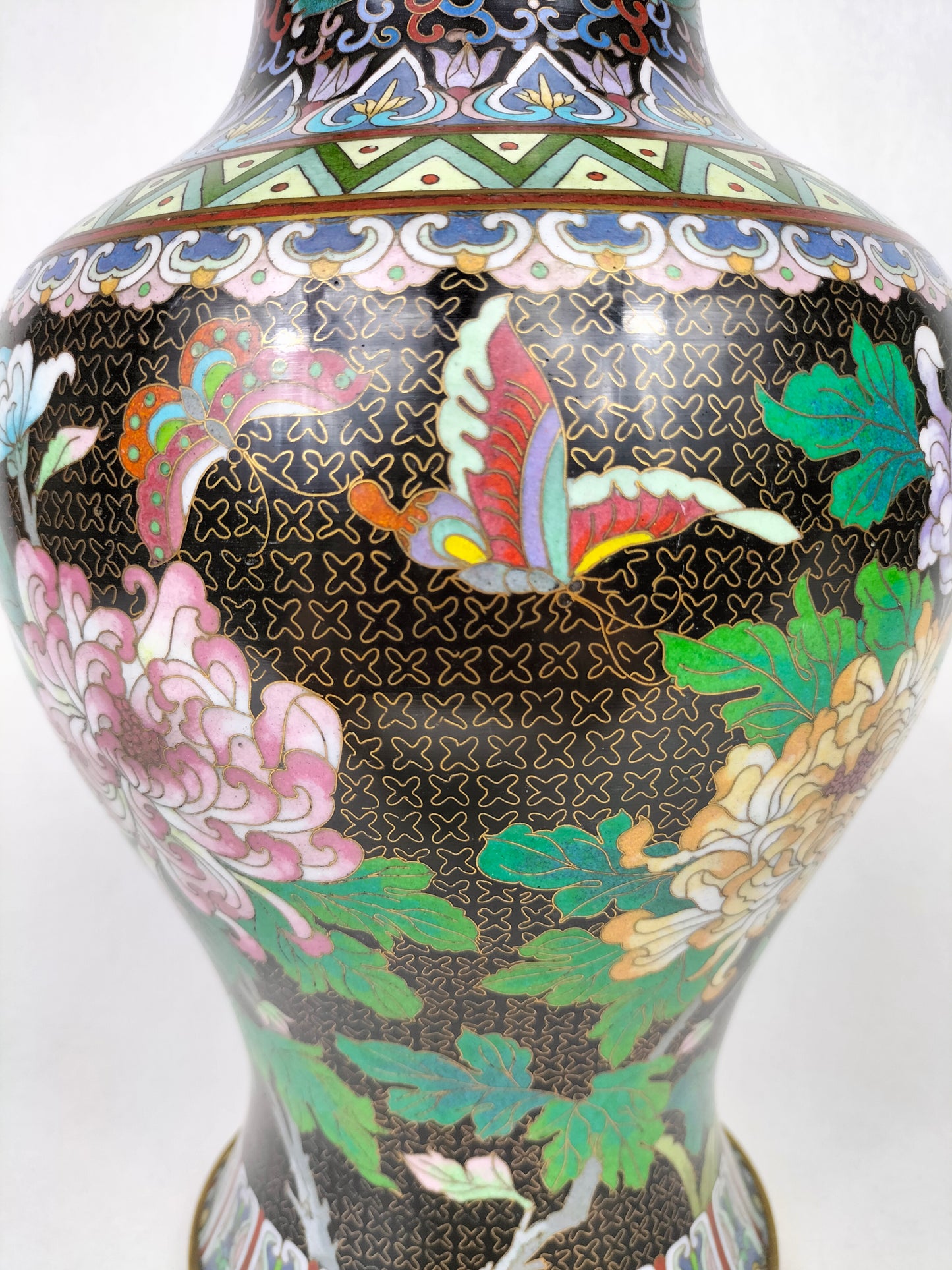 Vaso cloisonne chinês vintage decorado com flores e borboletas // Meados do século XX