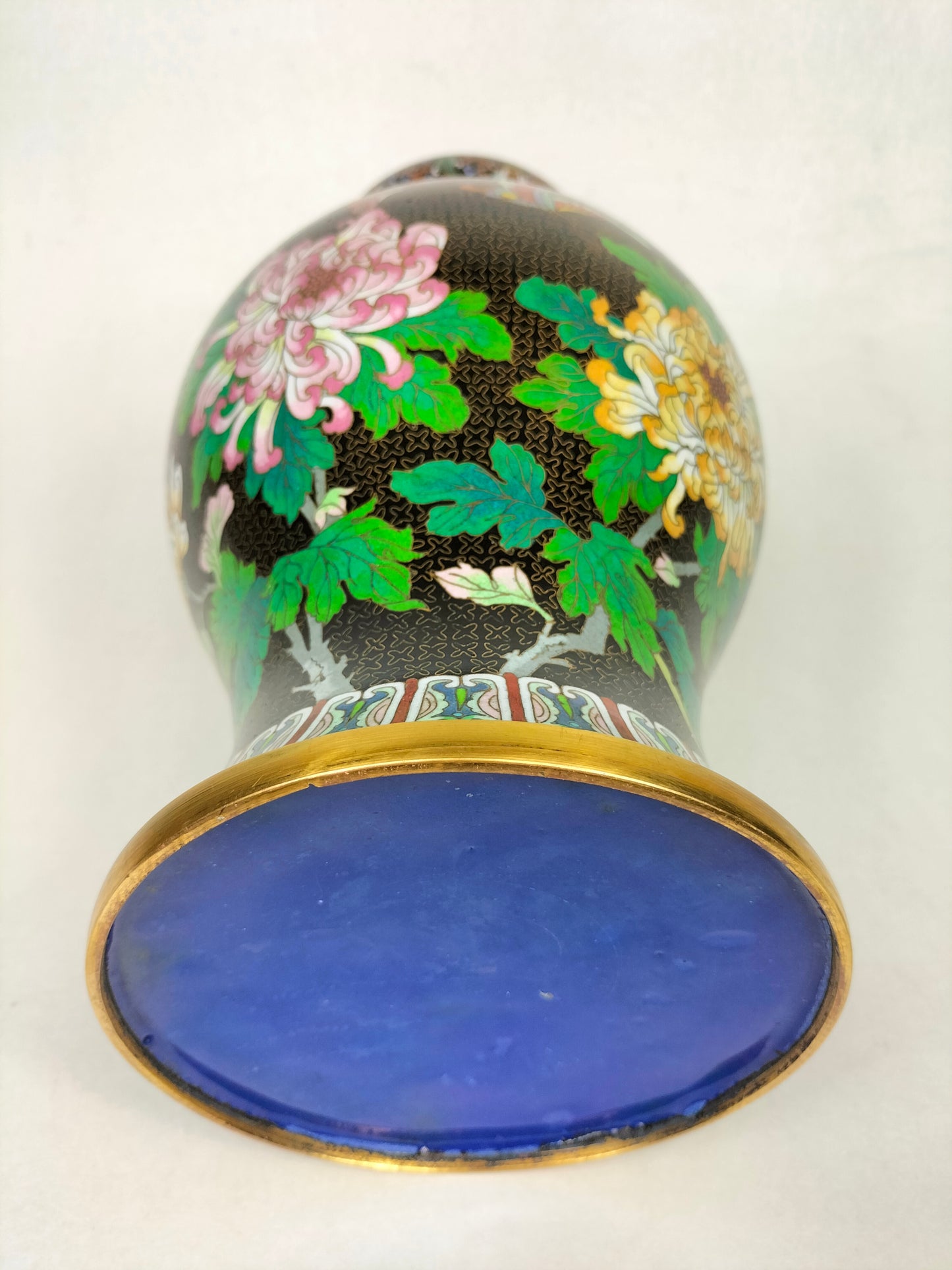 Vase cloisonné chinois vintage à décor de fleurs et papillons // Milieu du 20ème siècle