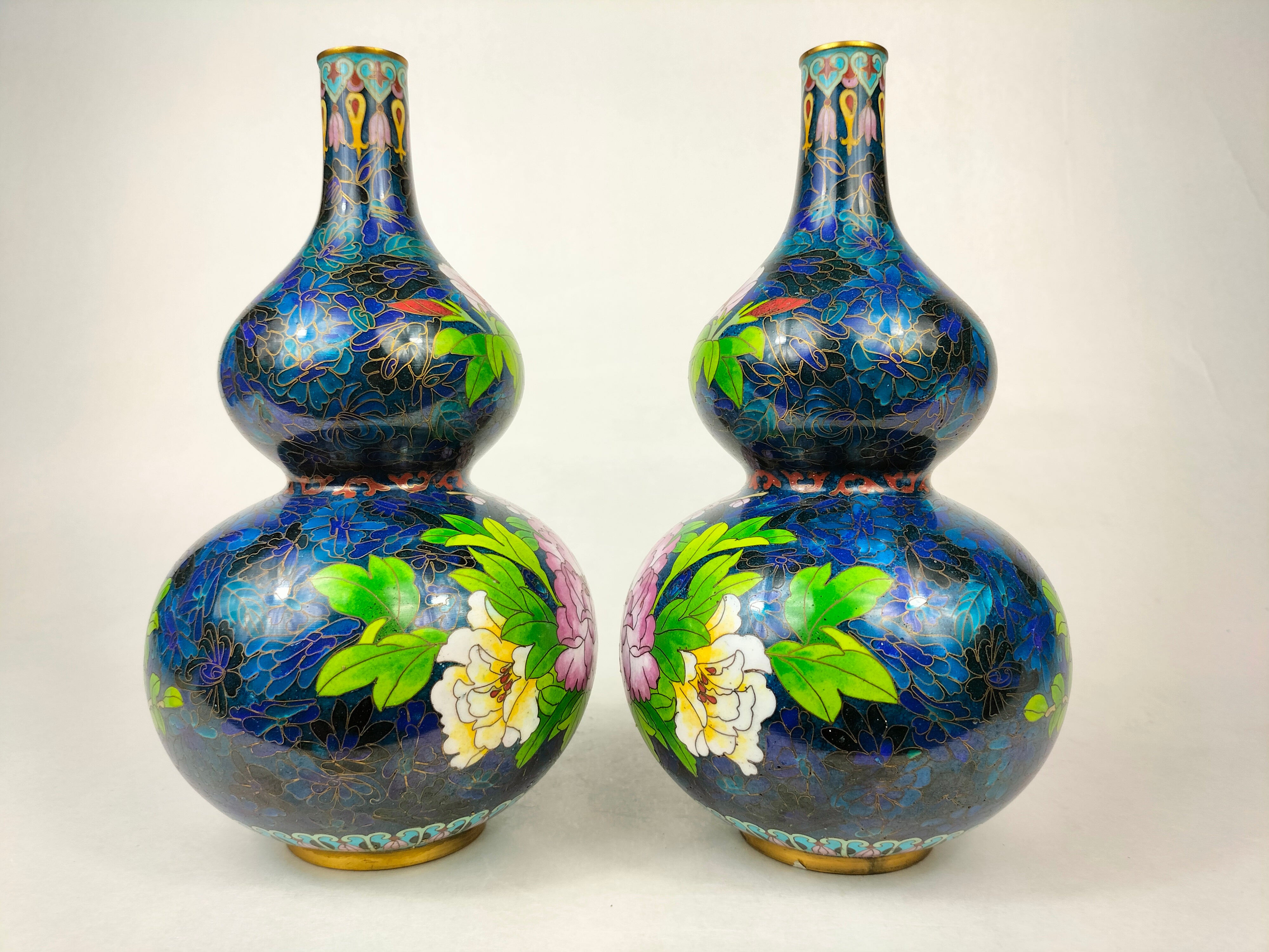 一对中国双葫芦景泰蓝花瓶装饰花篮// 20 世纪– Diddenantiques