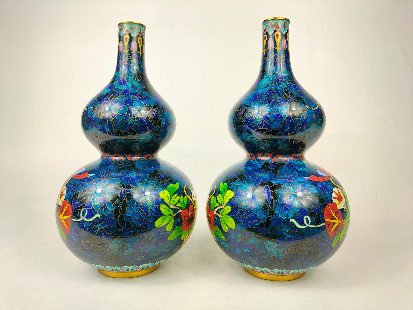 Pair of Chinese double gourd cloisonne vases decorated with flower baskets // 20th century