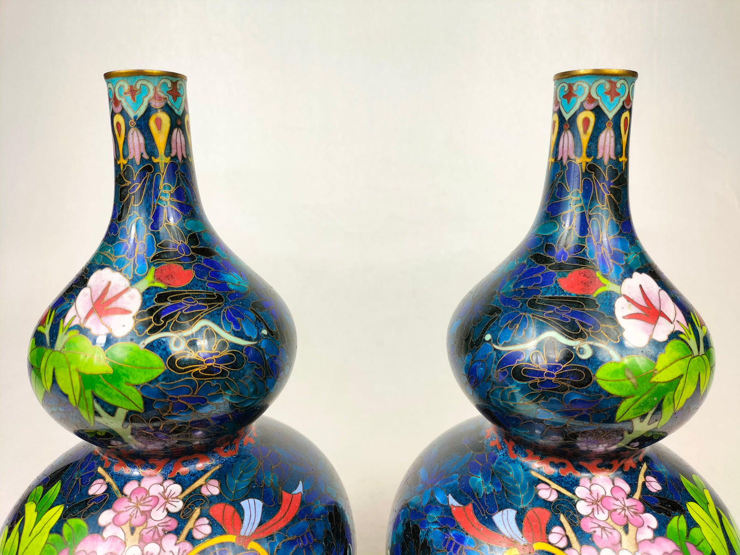 Pair of Chinese double gourd cloisonne vases decorated with flower baskets // 20th century