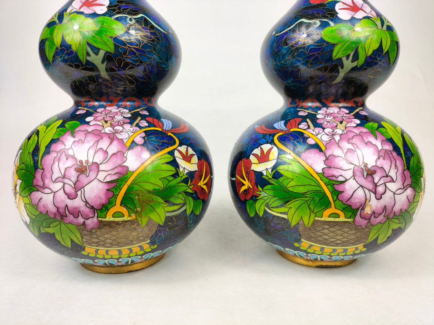 Par de vasos cloisonne chineses de cabaça dupla decorados com cestos de flores // século XX