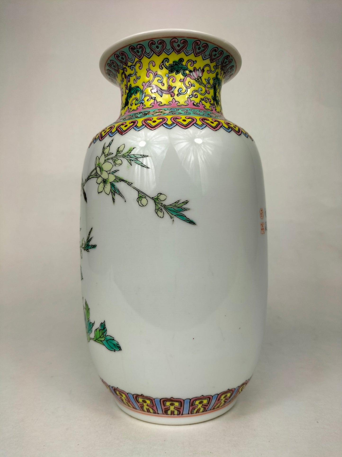 Vase chinois famille rose à décor de fleurs et d'un oiseau // Jingdezhen - Marque Qianlong - XXème siècle