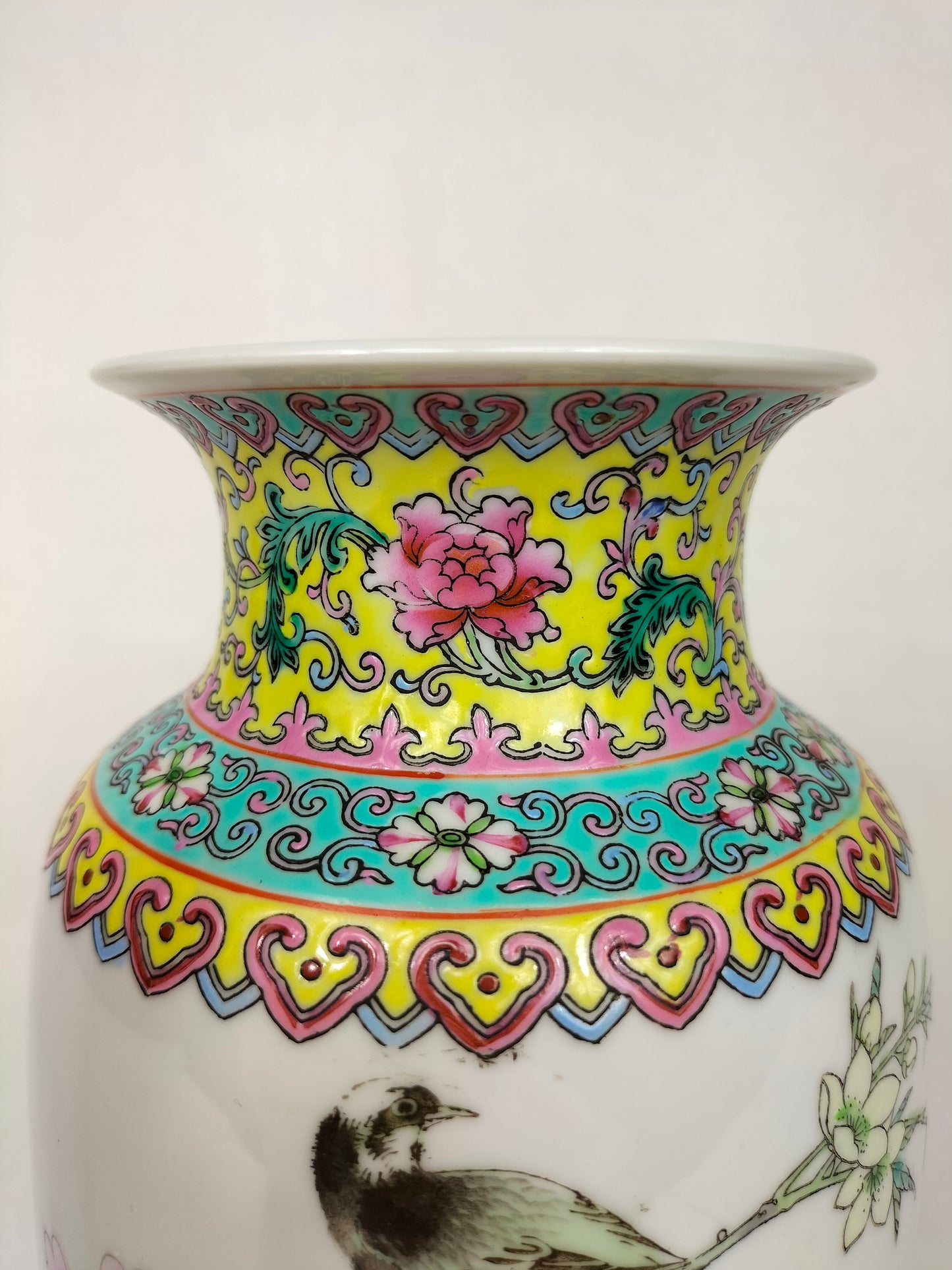 Vase chinois famille rose à décor de fleurs et d'un oiseau // Jingdezhen - Marque Qianlong - XXème siècle