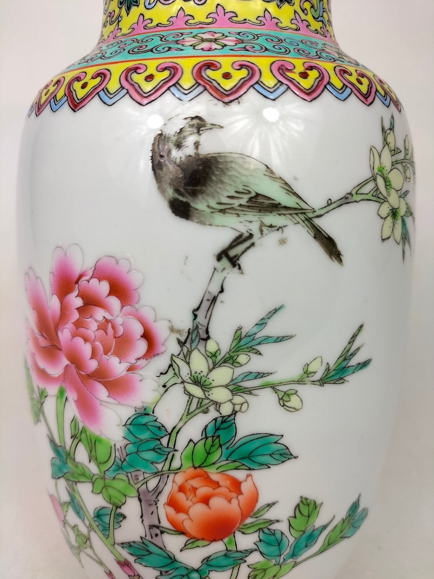 Chinese famille rose vase decorated with flowers and a bird // Jingdezhen - Qianlong mark - 20th century