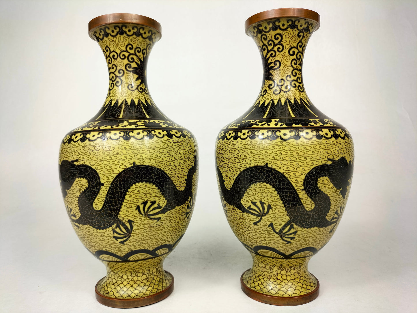 Par de antigos vasos cloisonne japoneses com dragões imperiais // Início do século XX