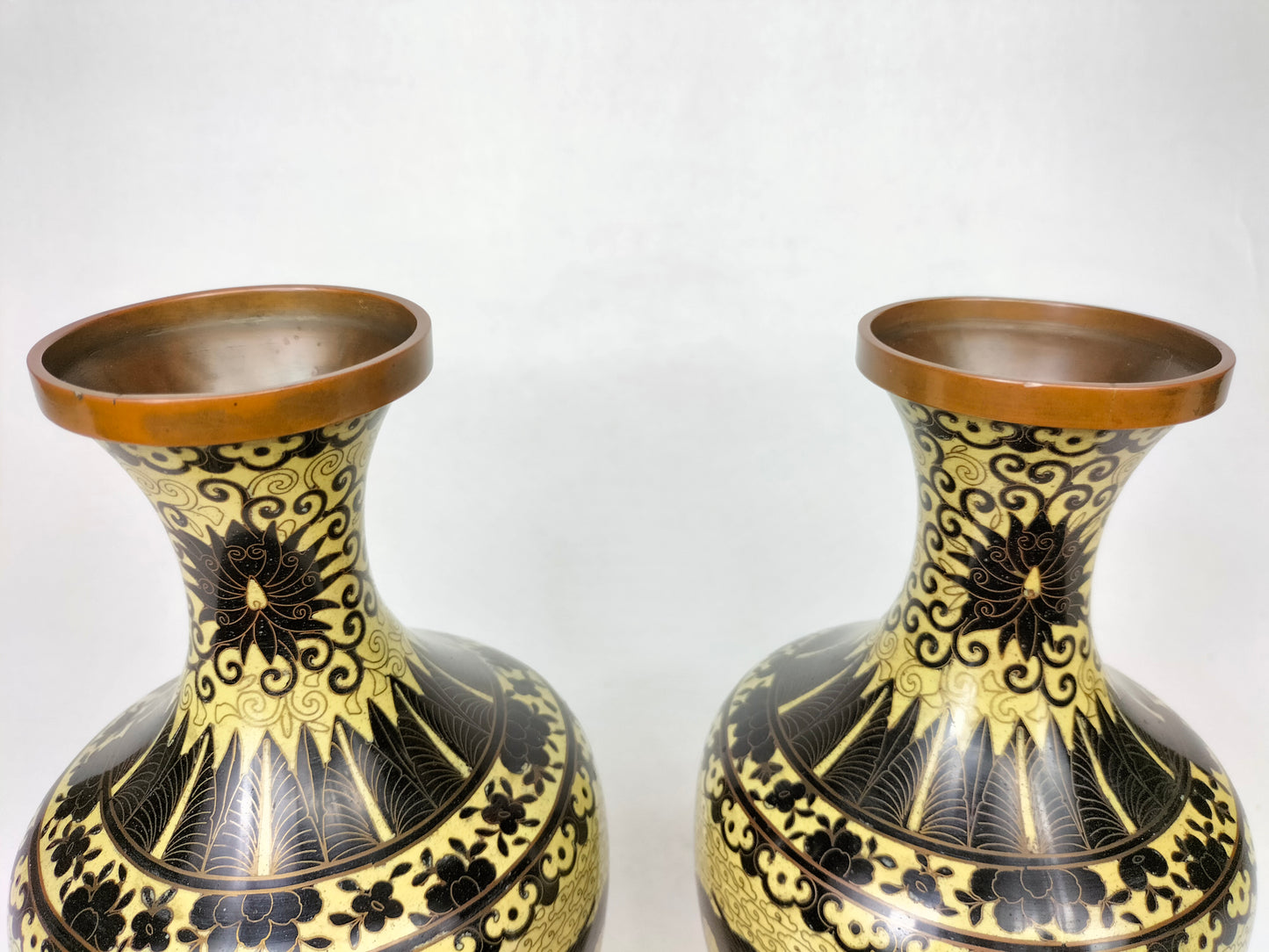 一对古董日本景泰蓝花瓶，上面有帝国龙 // 20 世纪初