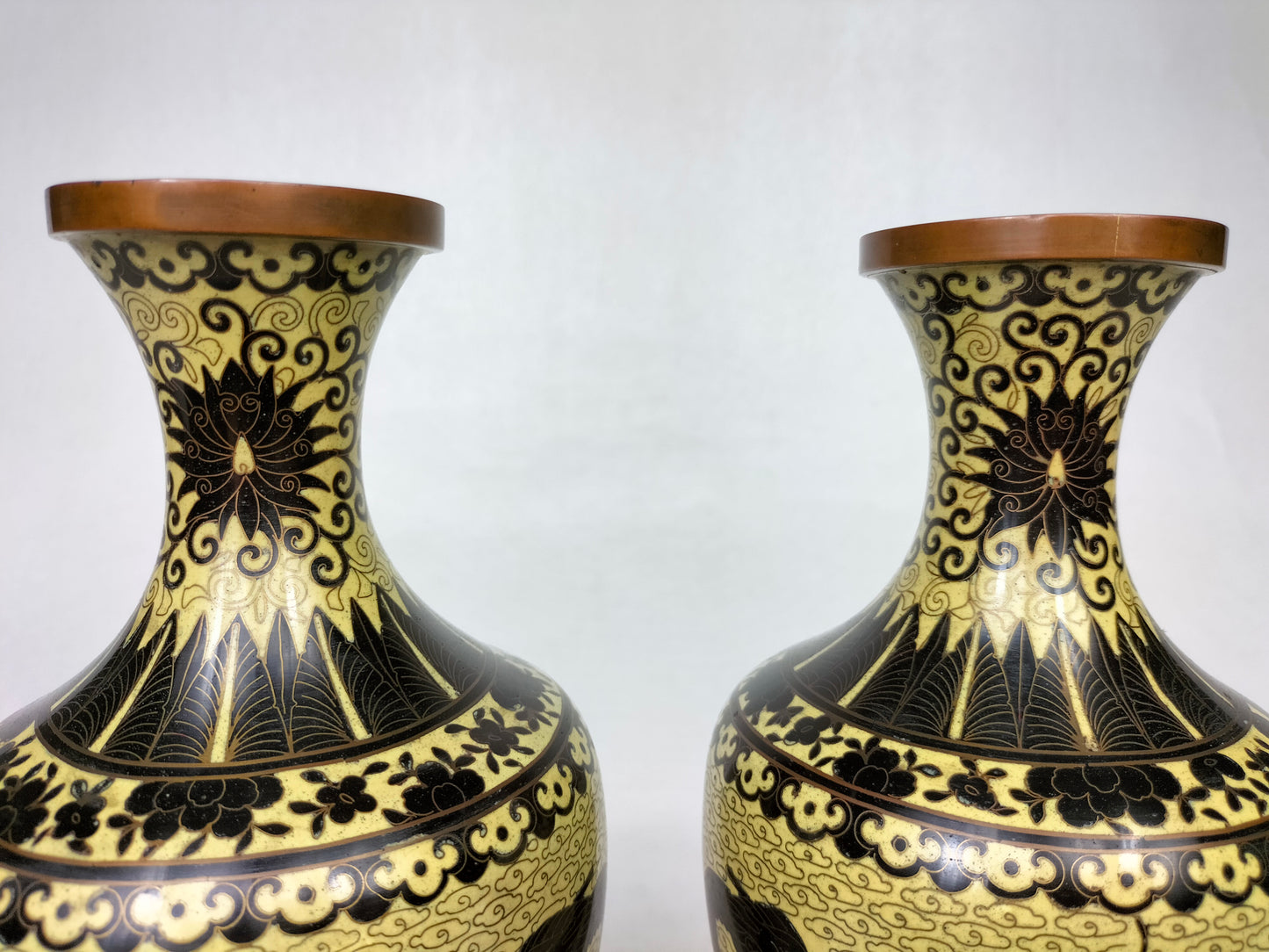 一对古董日本景泰蓝花瓶，上面有帝国龙 // 20 世纪初