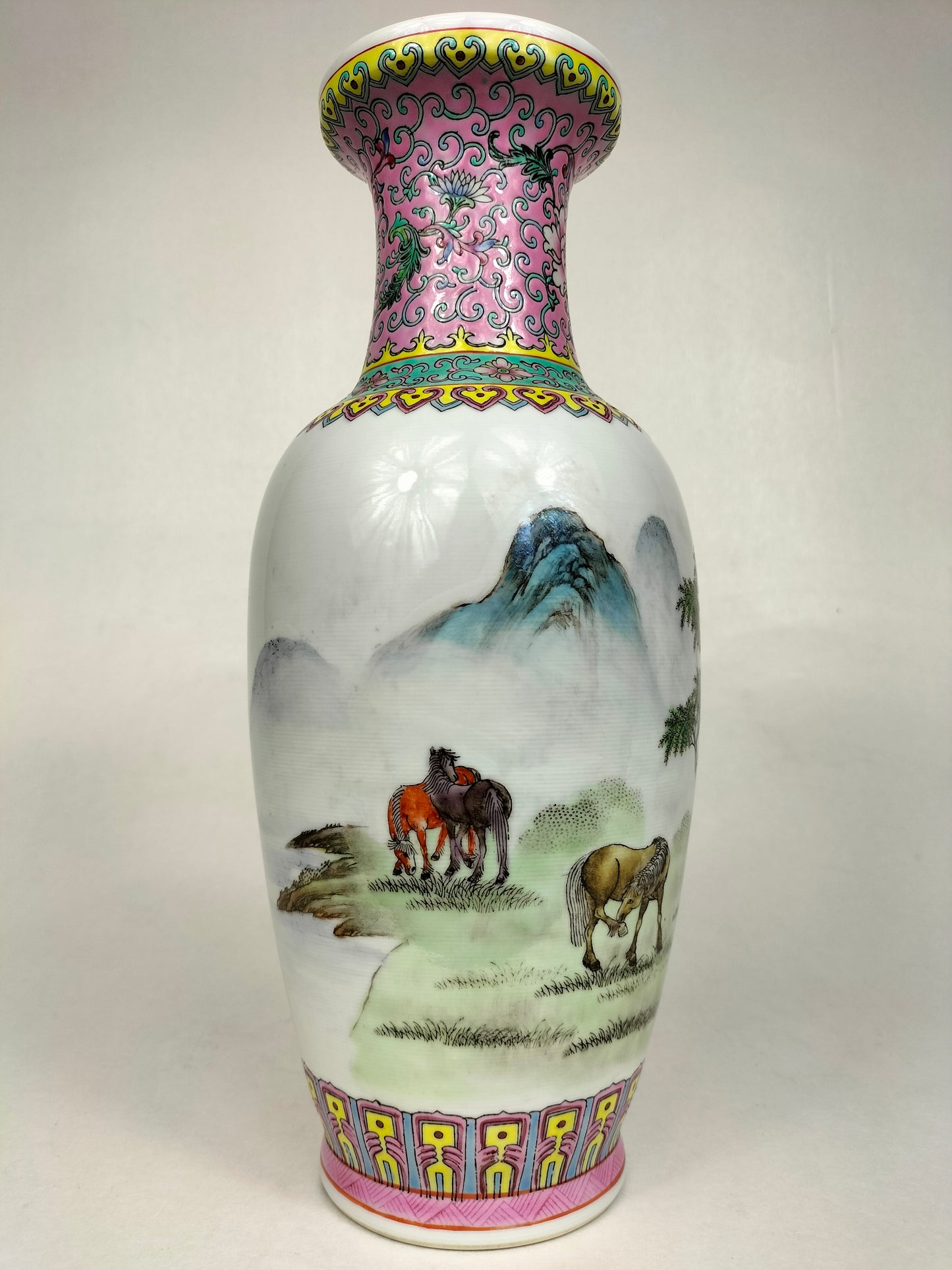 Bình hoa hồng gia đình Trung Quốc được trang trí hình ngựa trong phong cảnh // Jingdezhen - thế kỷ 20