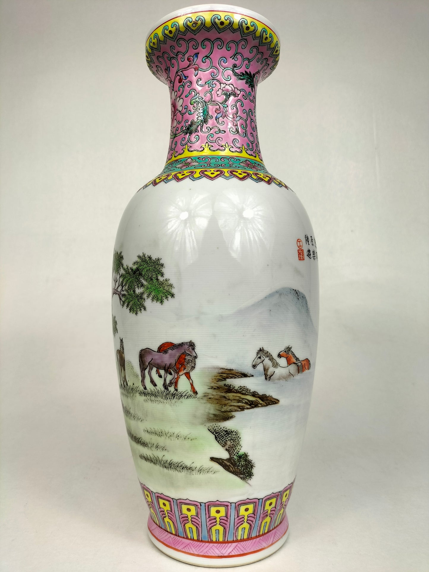 Bình hoa hồng gia đình Trung Quốc được trang trí hình ngựa trong phong cảnh // Jingdezhen - thế kỷ 20