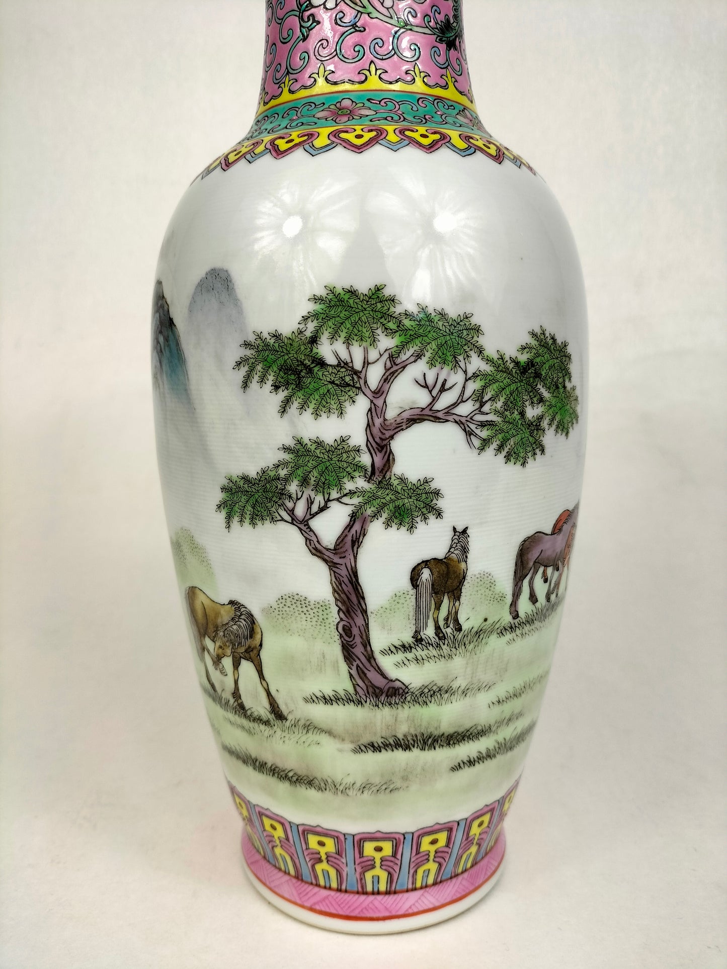 Chinese famille rose vase decorated with horses in a landscape // Jingdezhen - 20th century