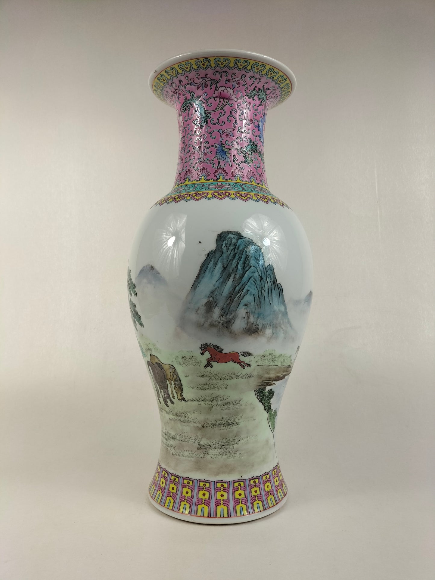Vaso da família rosa chinesa decorado com cavalos // Jingdezhen - século XX