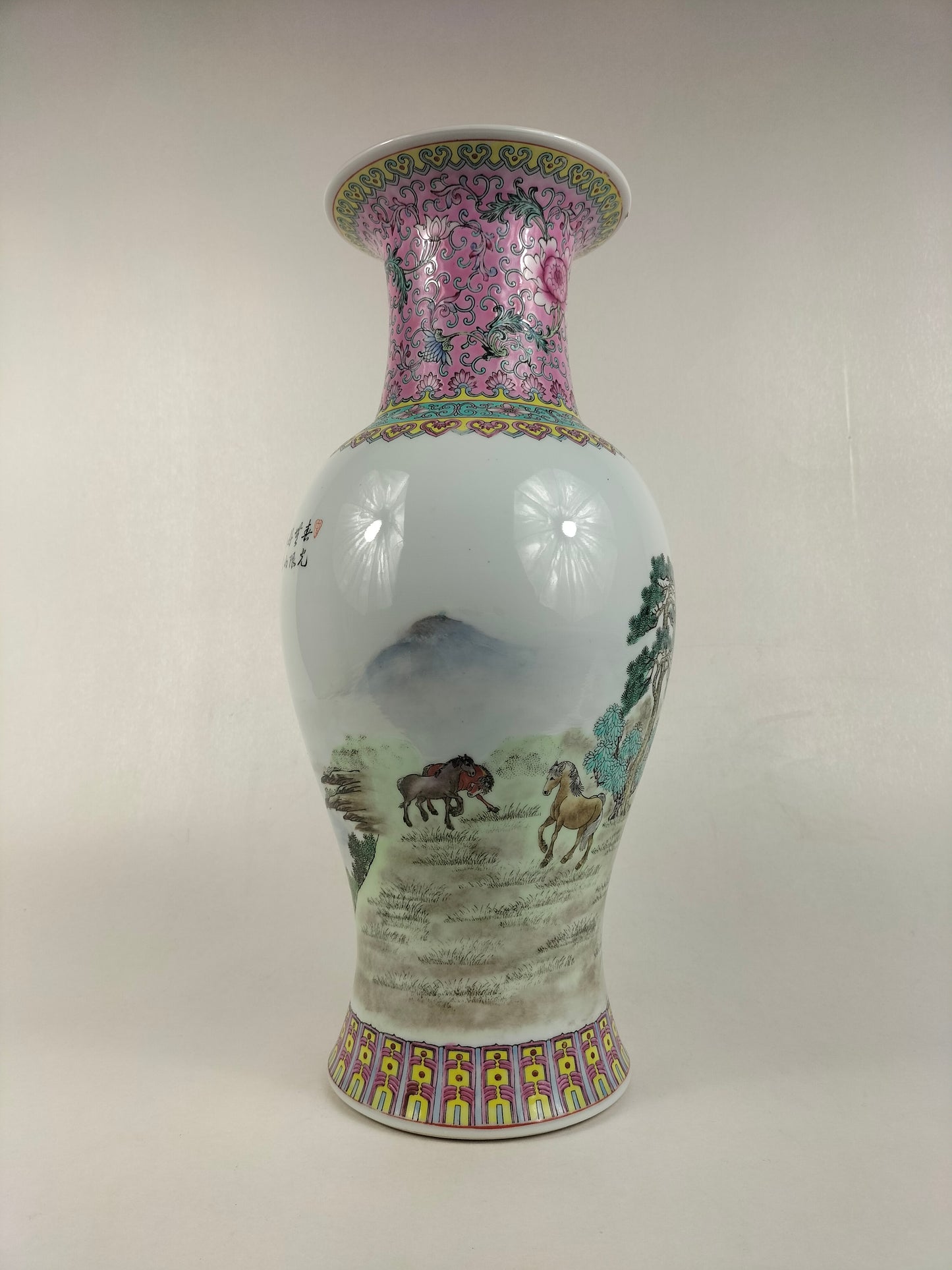 Bình hoa hồng gia đình Trung Quốc được trang trí hình ngựa // Jingdezhen - thế kỷ 20