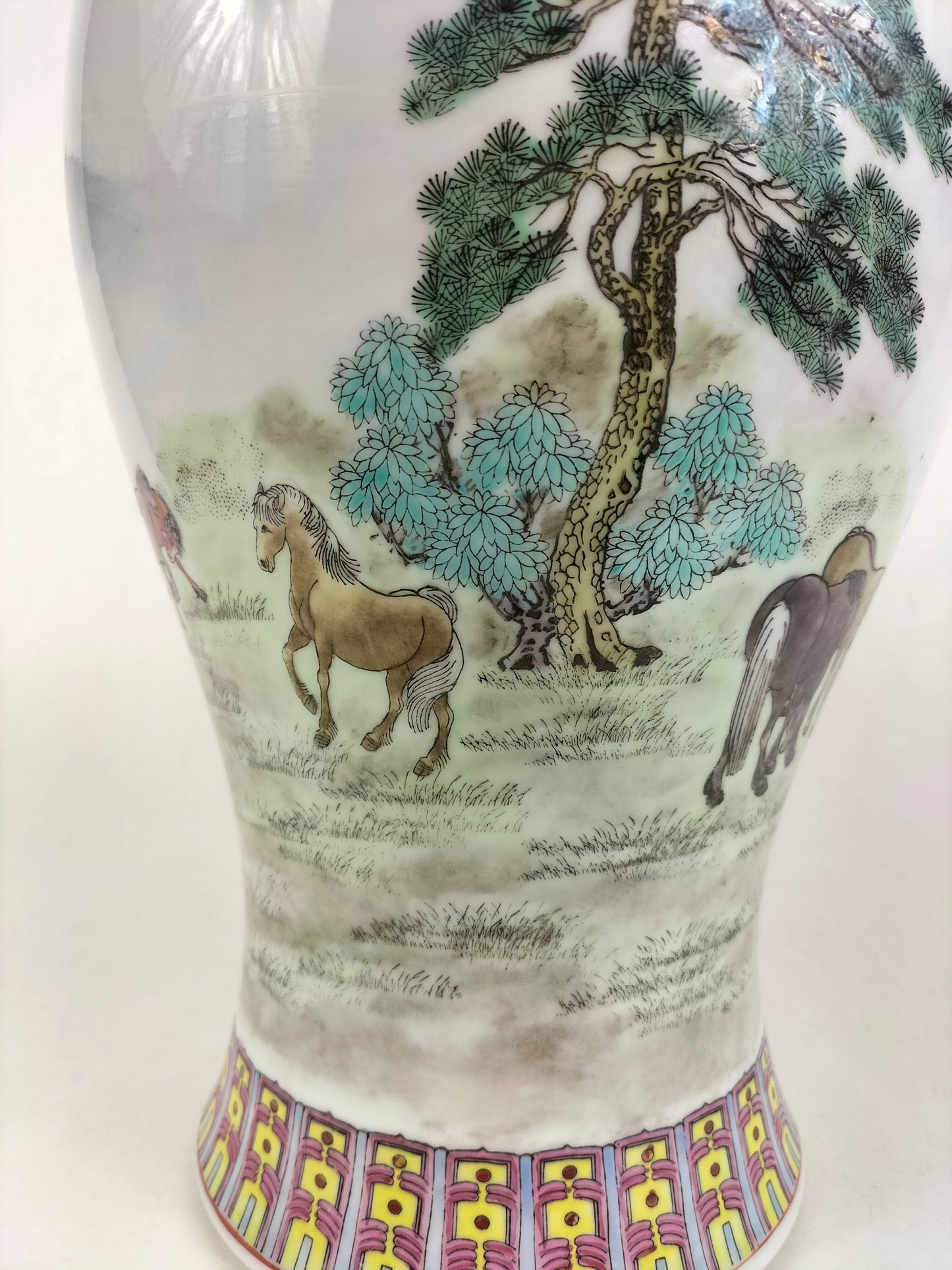 Chinese famille rose vase decorated with horses // Jingdezhen - 20th century