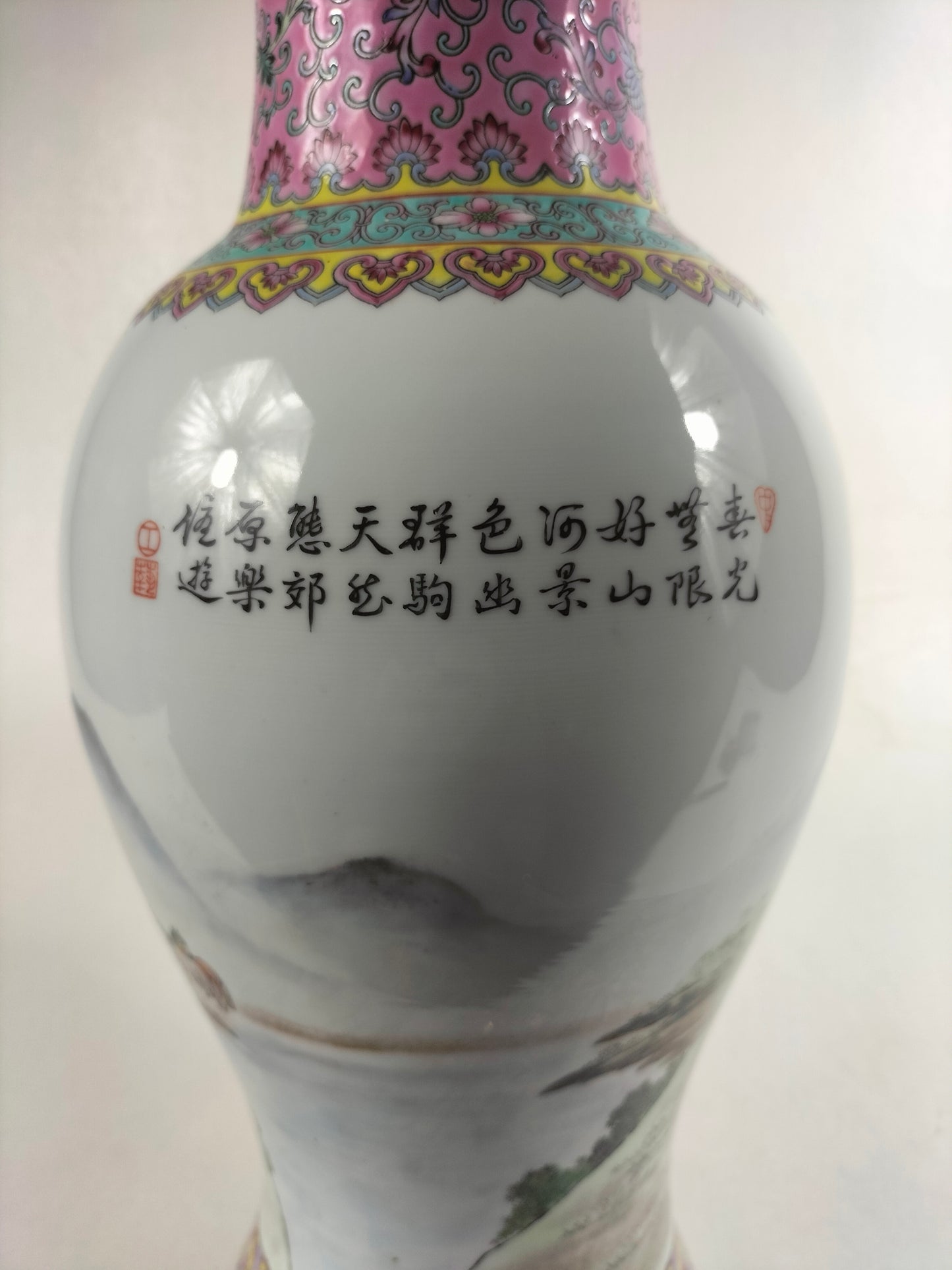 Vase chinois famille rose à décor de chevaux // Jingdezhen - 20ème siècle