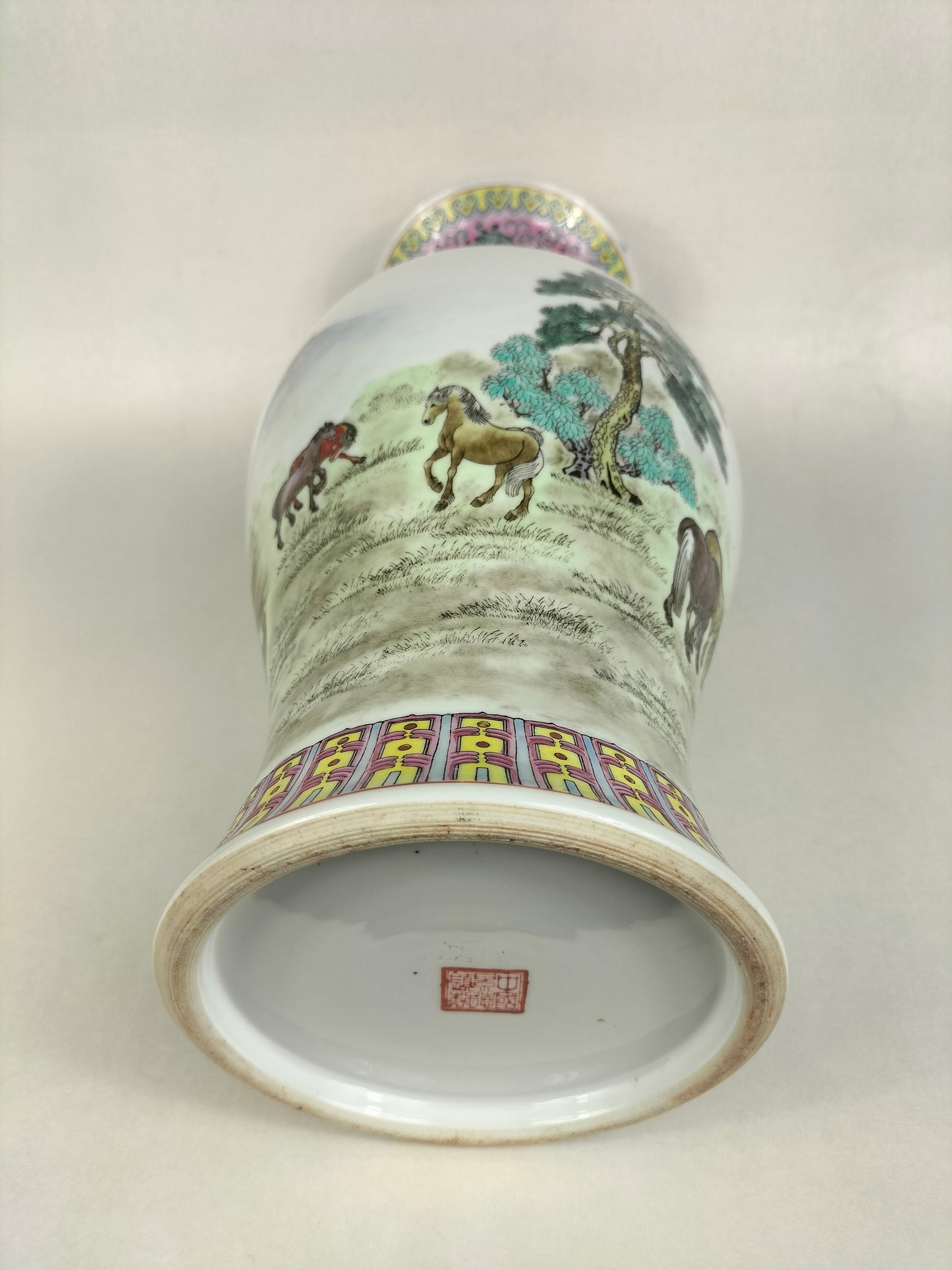 Bình hoa hồng gia đình Trung Quốc được trang trí hình ngựa // Jingdezhen - thế kỷ 20