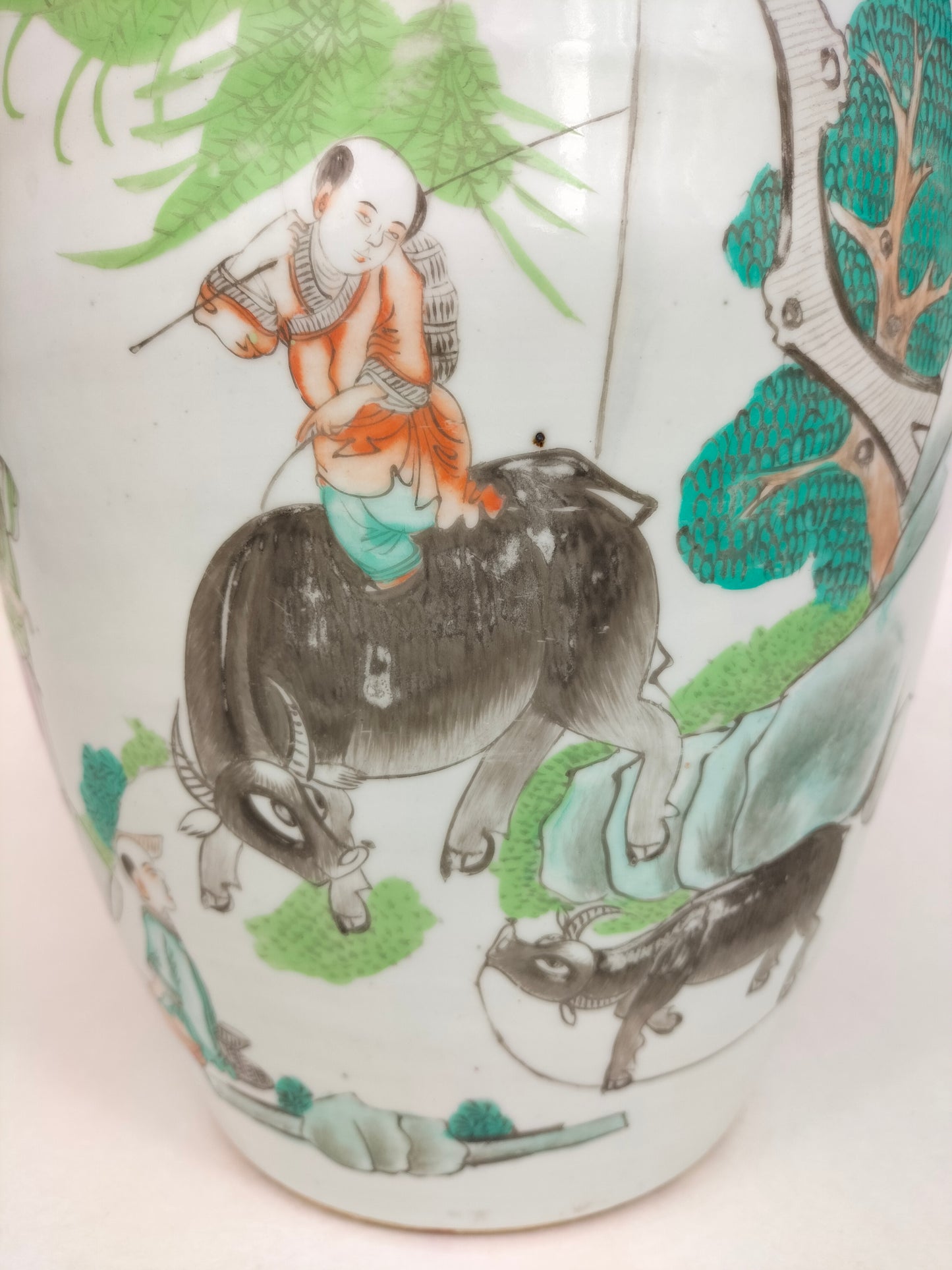 大型古董中国花瓶，上面有一个骑着水牛的男孩//民国时期（1912-1949）
