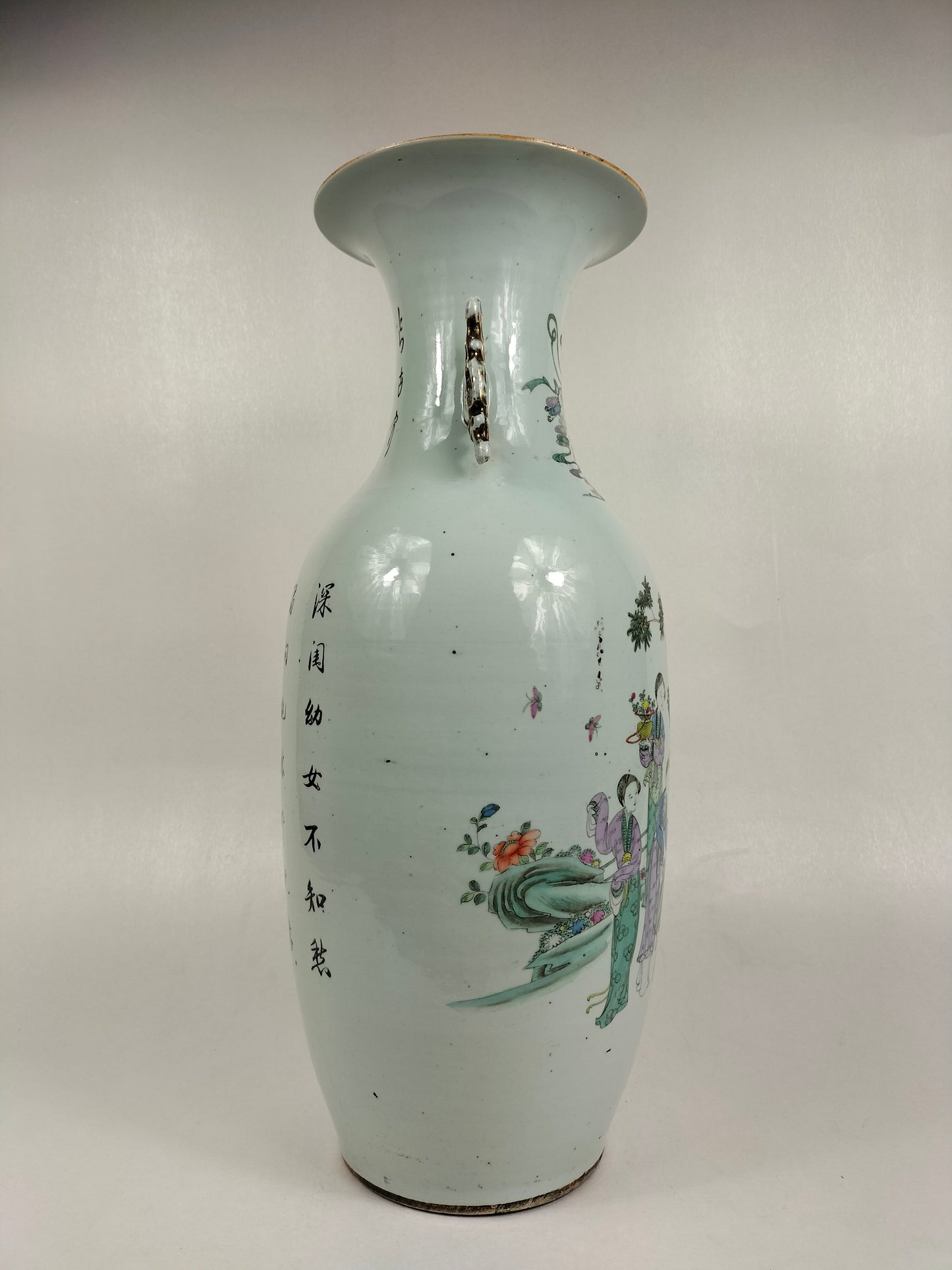 Large antique Chinese vase with a garden scene / Republic Period (1912-1949)