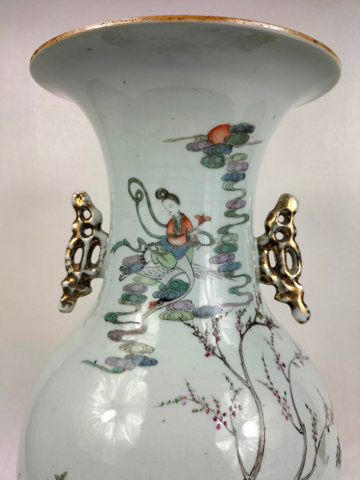 Large antique Chinese vase with a garden scene / Republic Period (1912-1949)