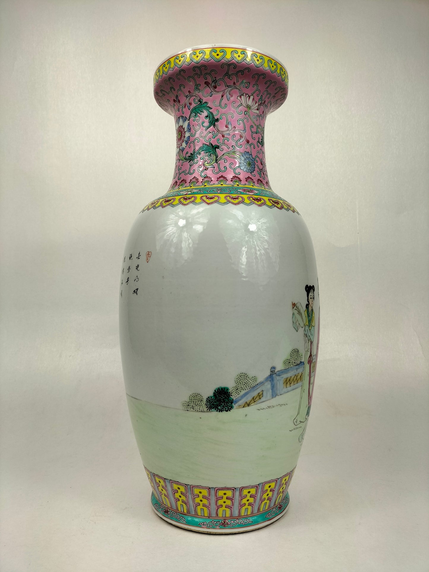 Chinese famille rose vase decoated with a garden scene // Jingdezhen - 20th century