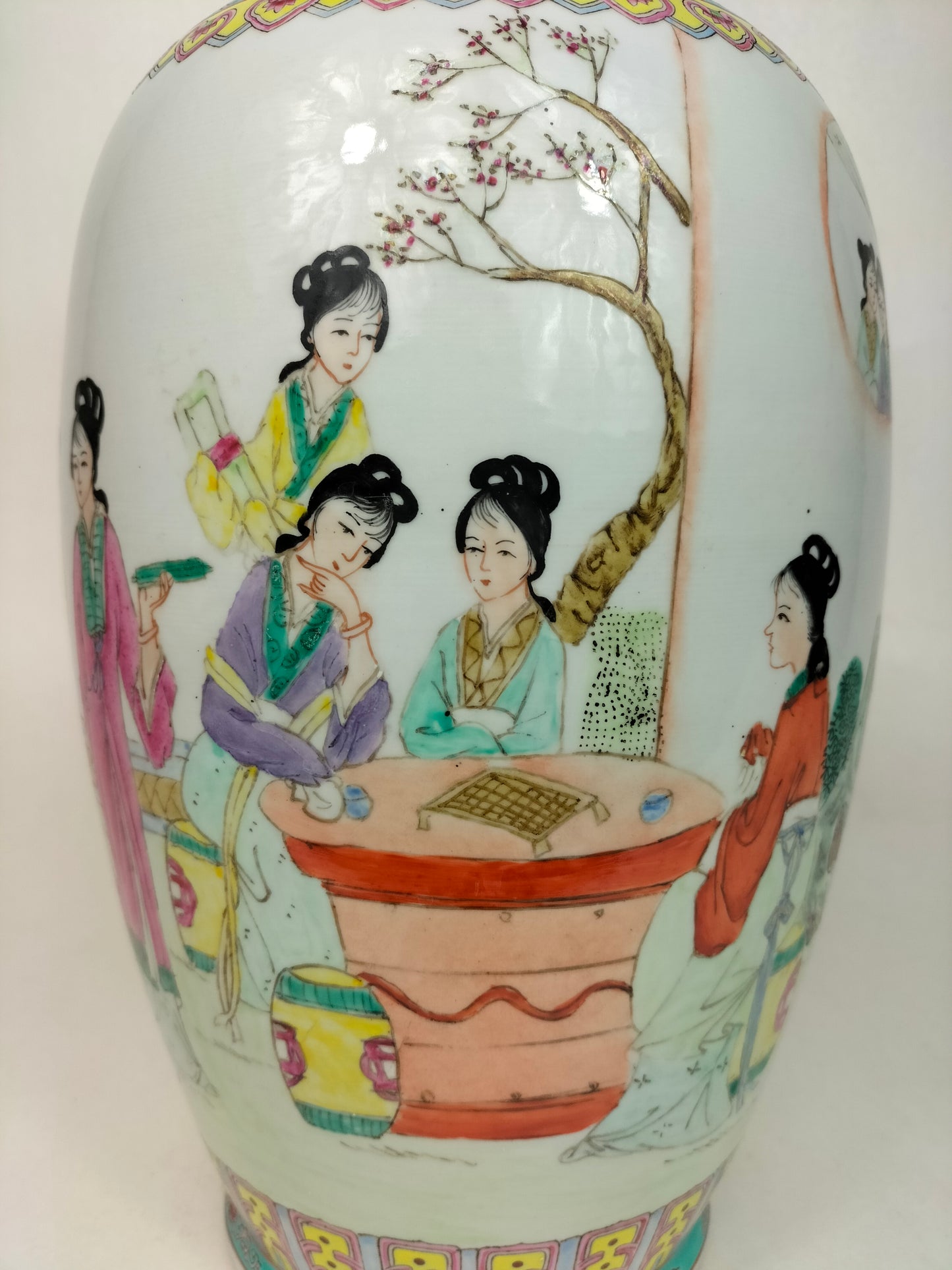 Vaso da família rosa chinesa decorado com cena de jardim // Jingdezhen - século XX