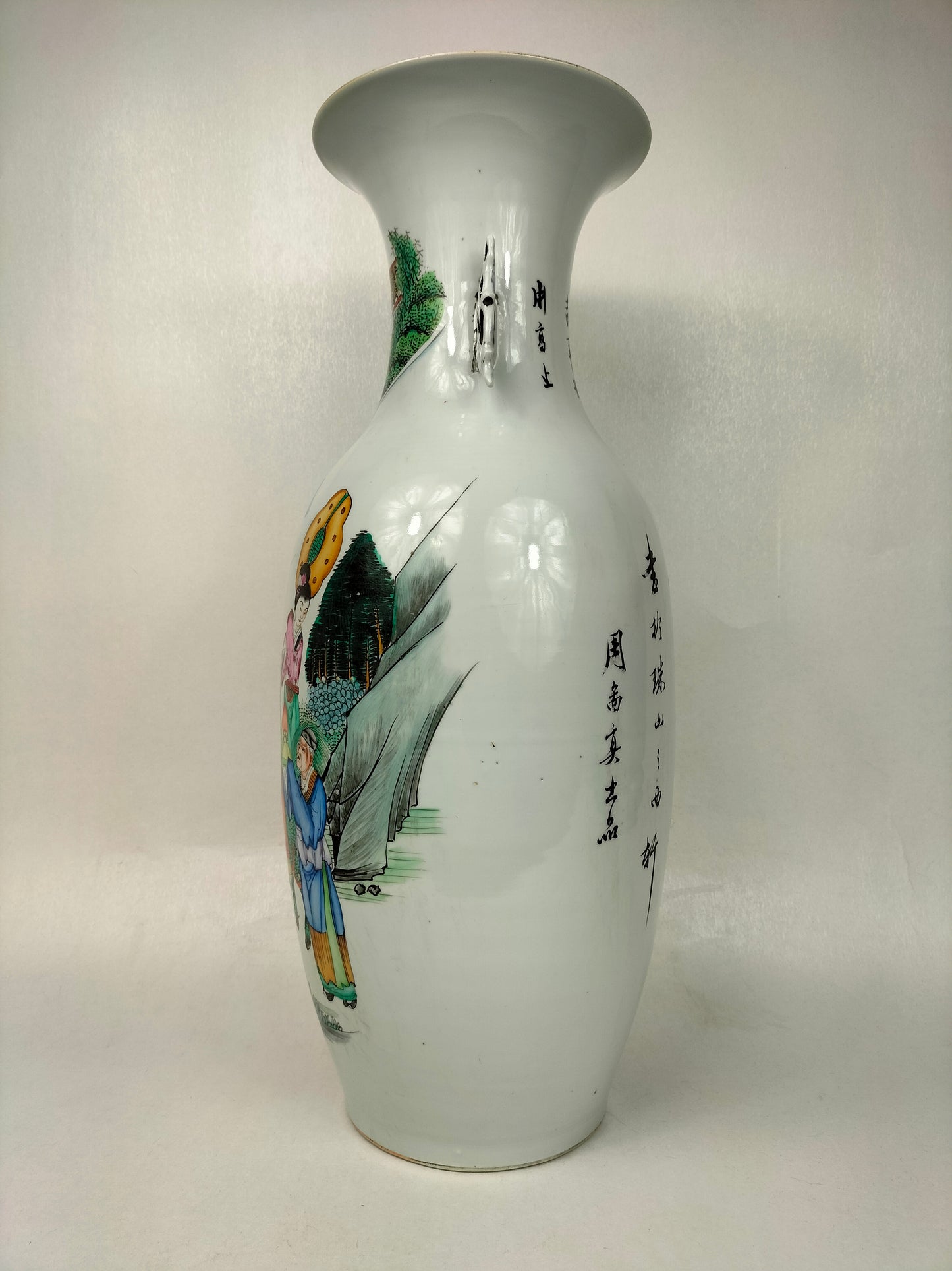 Large antique Chinese vase decorated with figures and a Kylin // Republic period (1912-1949)