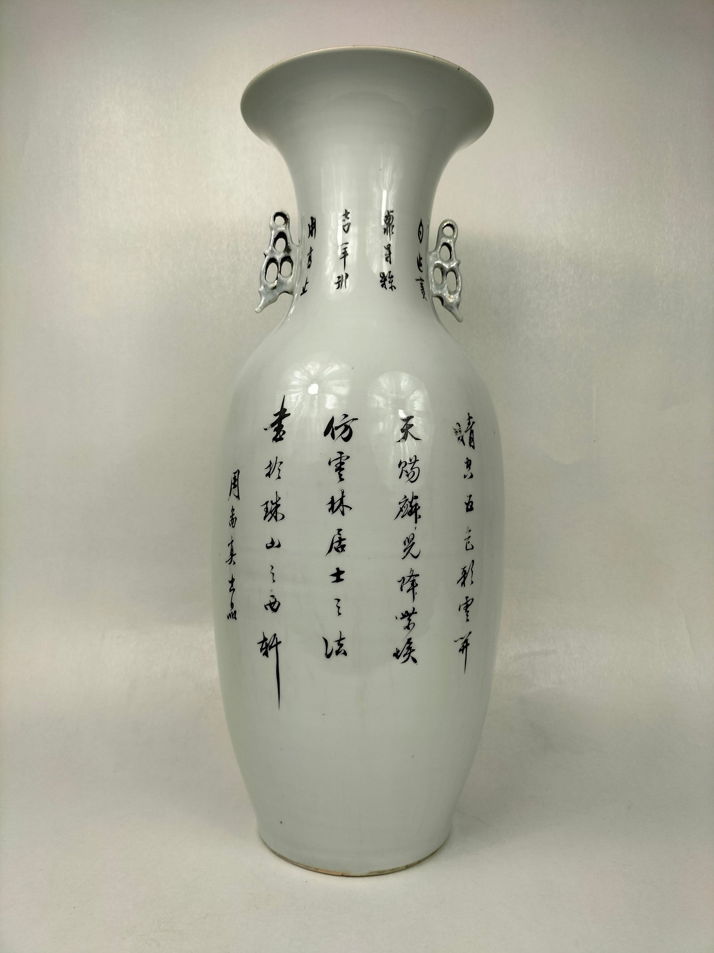 Chiếc bình cổ lớn của Trung Quốc được trang trí bằng các hình và Kylin // Thời kỳ Cộng hòa (1912-1949)