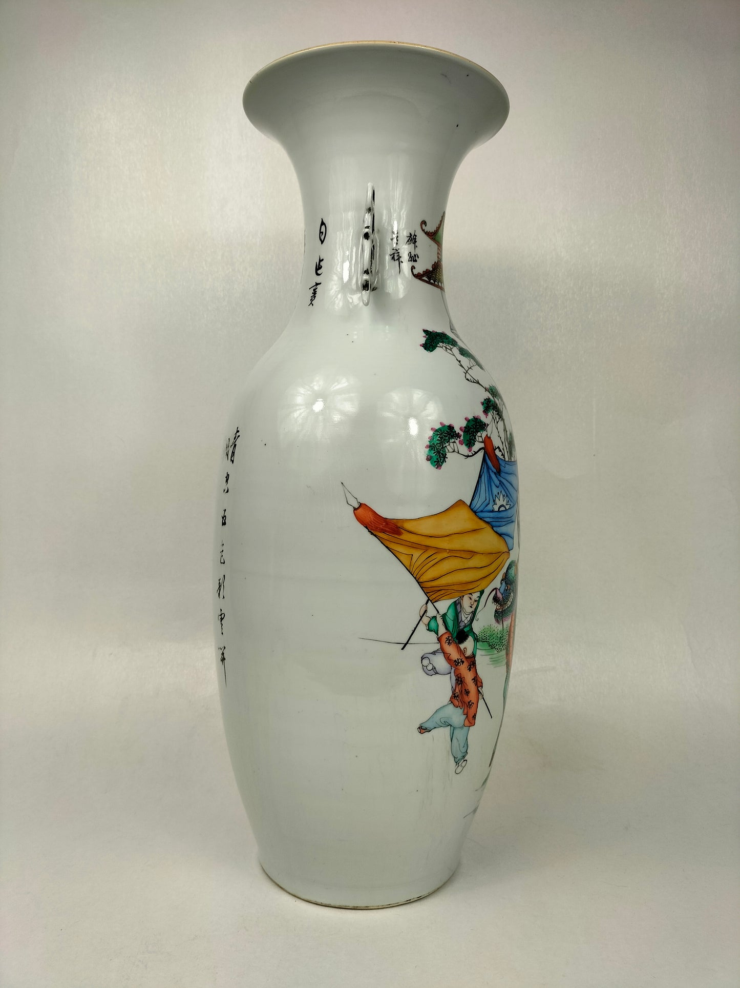 Grande vaso chinês antigo decorado com figuras e período Kylin // República (1912-1949)