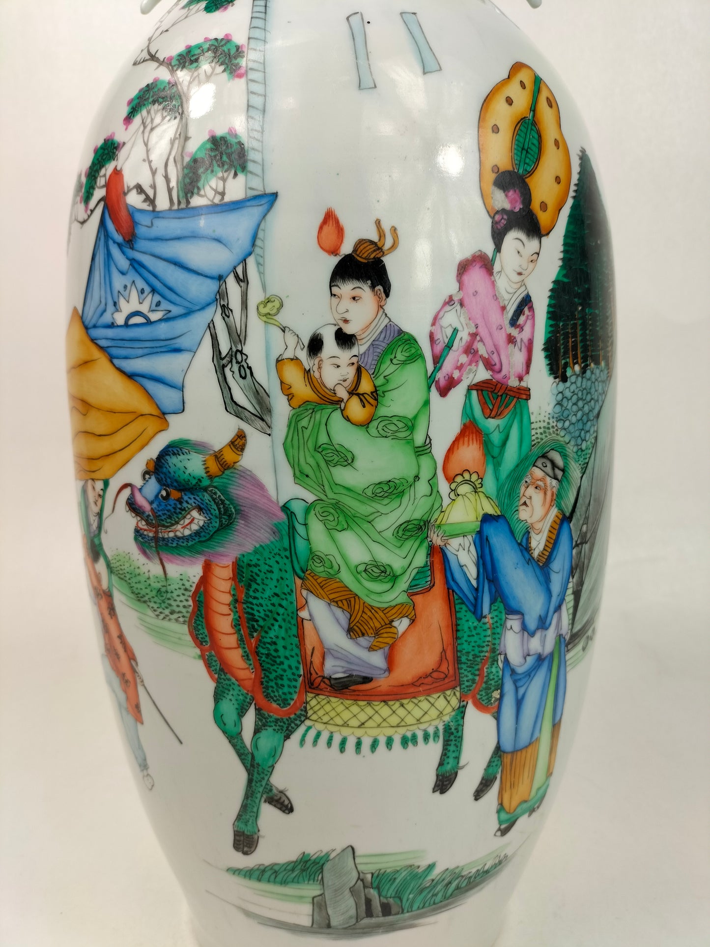 Large antique Chinese vase decorated with figures and a Kylin // Republic period (1912-1949)