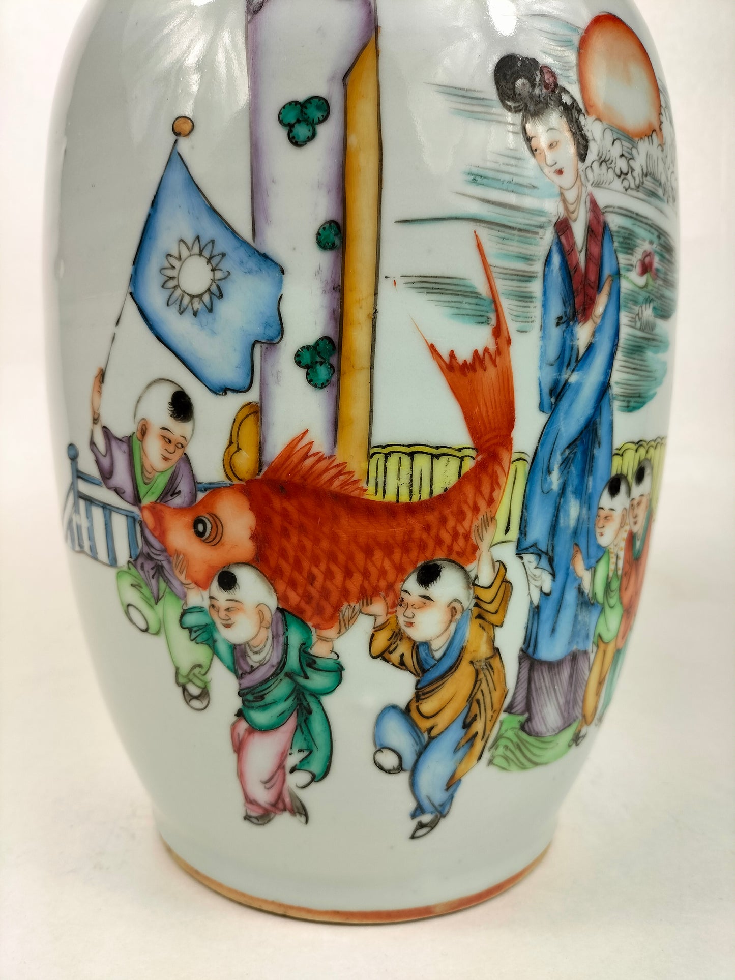 Antigo vaso chinês decorado com crianças brincando e uma carpa // Período da República (1912-1949)