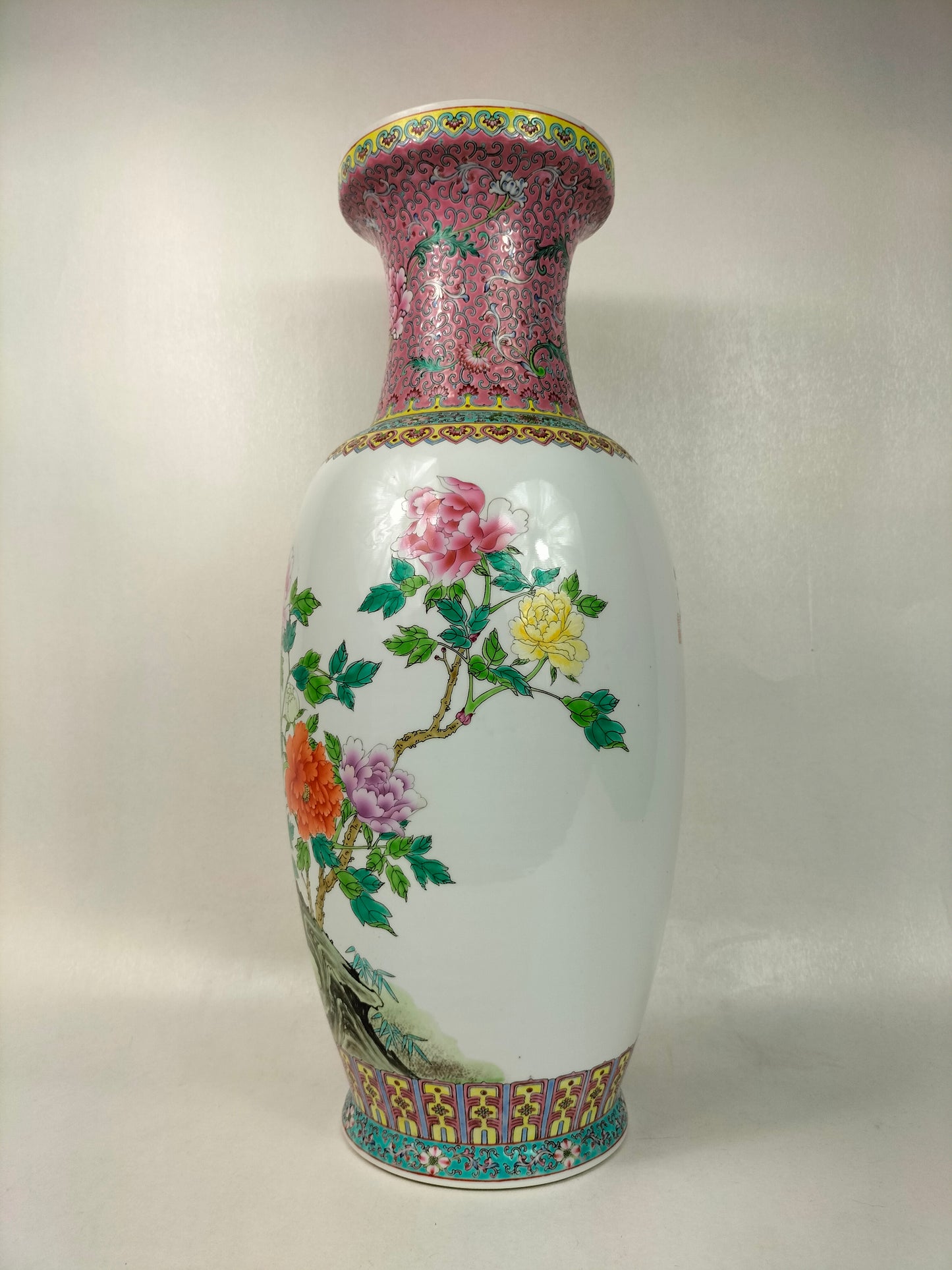 Bình hoa hồng gia đình lớn của Trung Quốc được trang trí bằng hoa // Jingdezhen - thế kỷ 20
