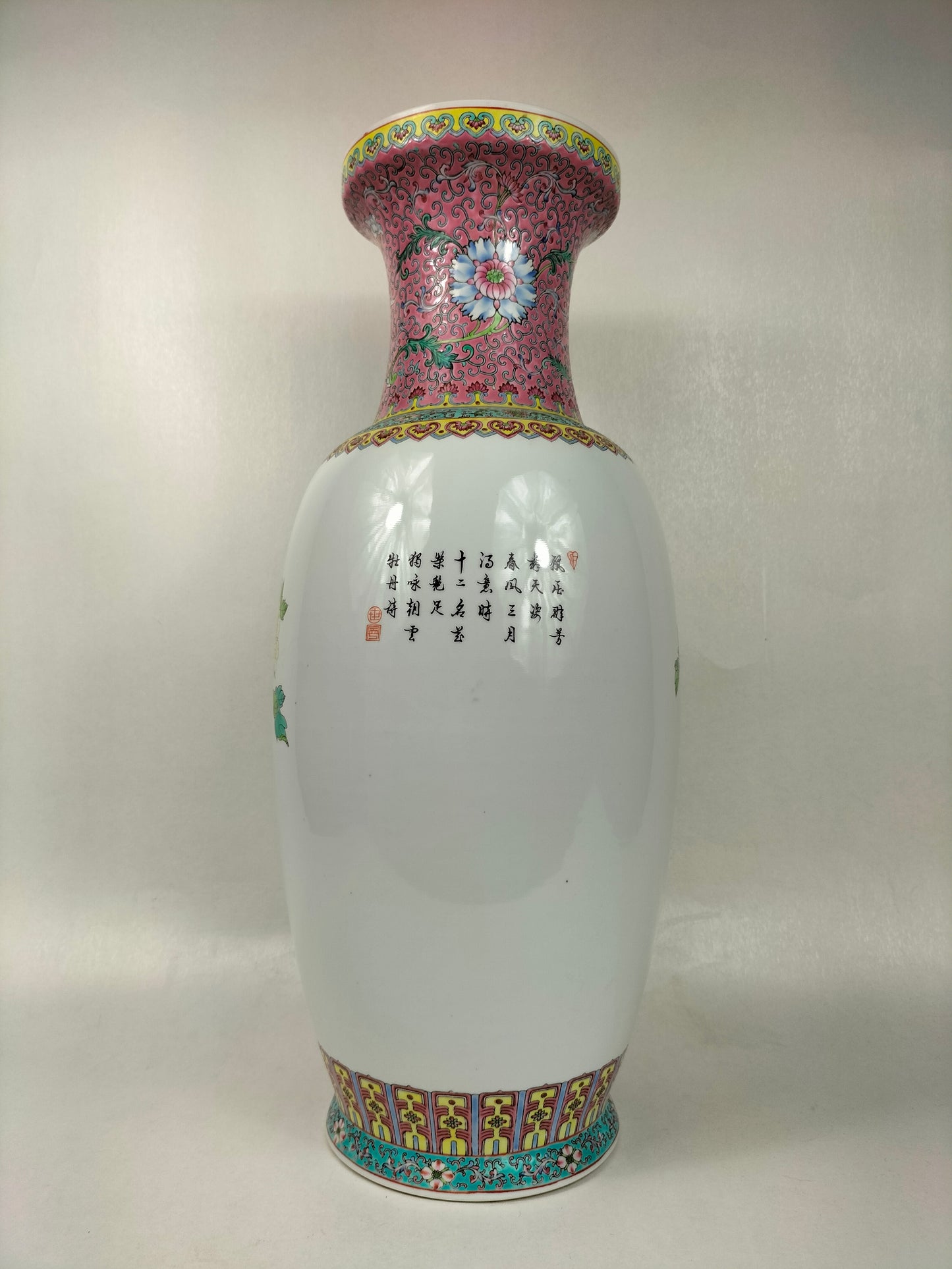 Large Chinese famille rose vase decorated with flowers // Jingdezhen - 20th century