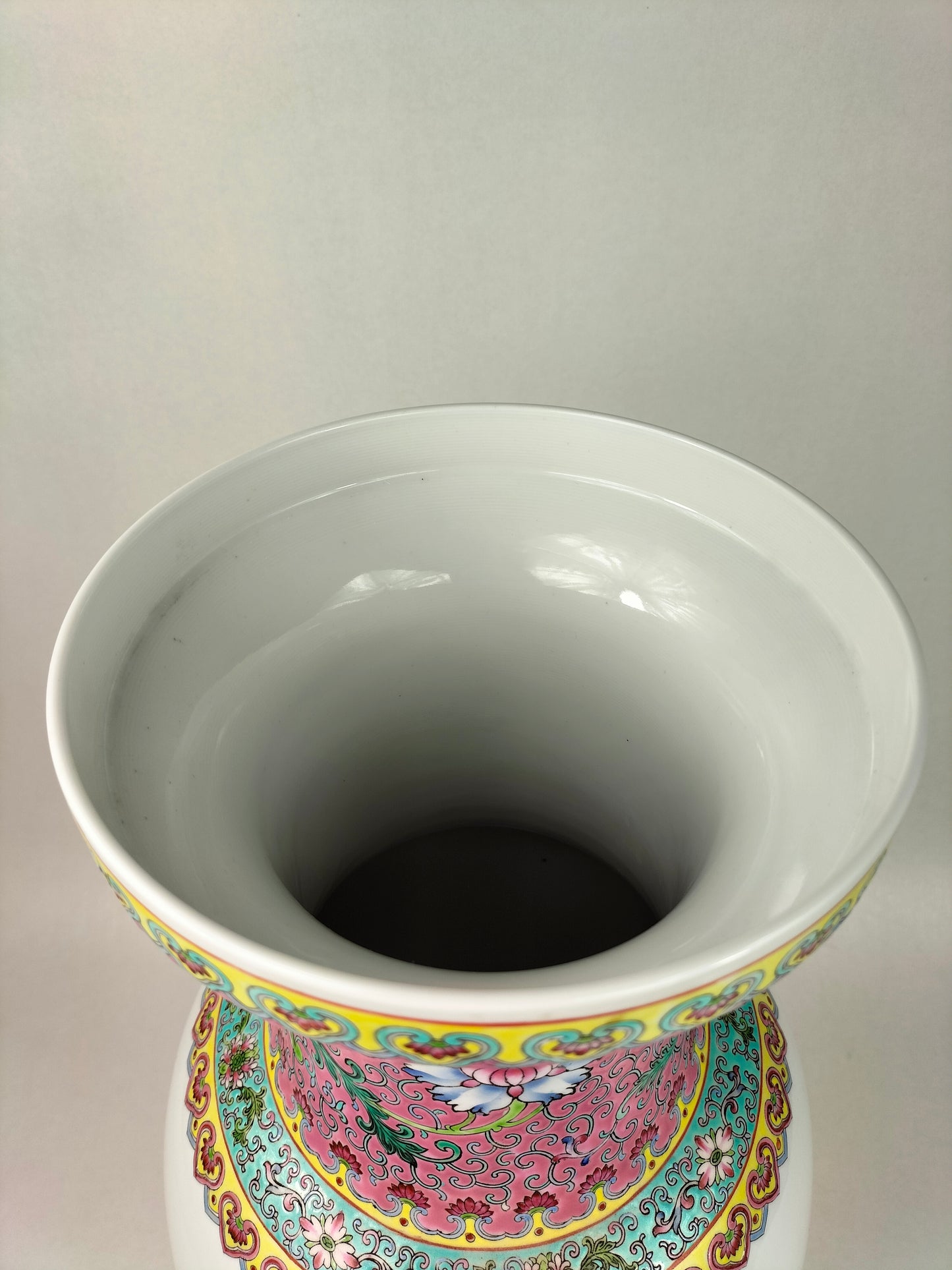 Grande vaso chinês da família rosa decorado com flores // Jingdezhen - século XX