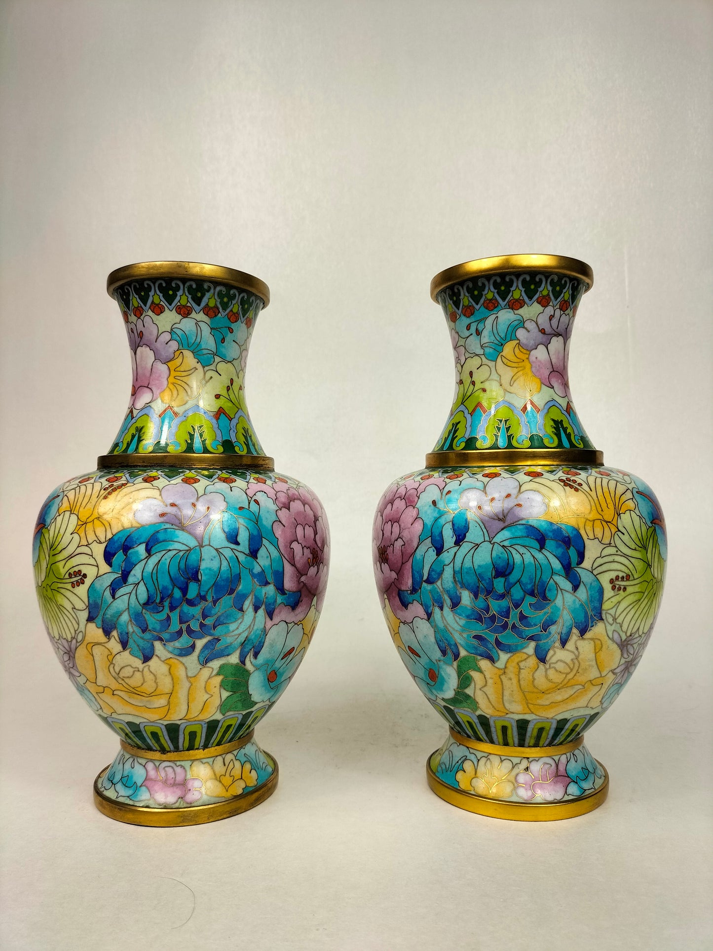 Par de vasos chineses millefleur em esmalte cloisonne // século XX