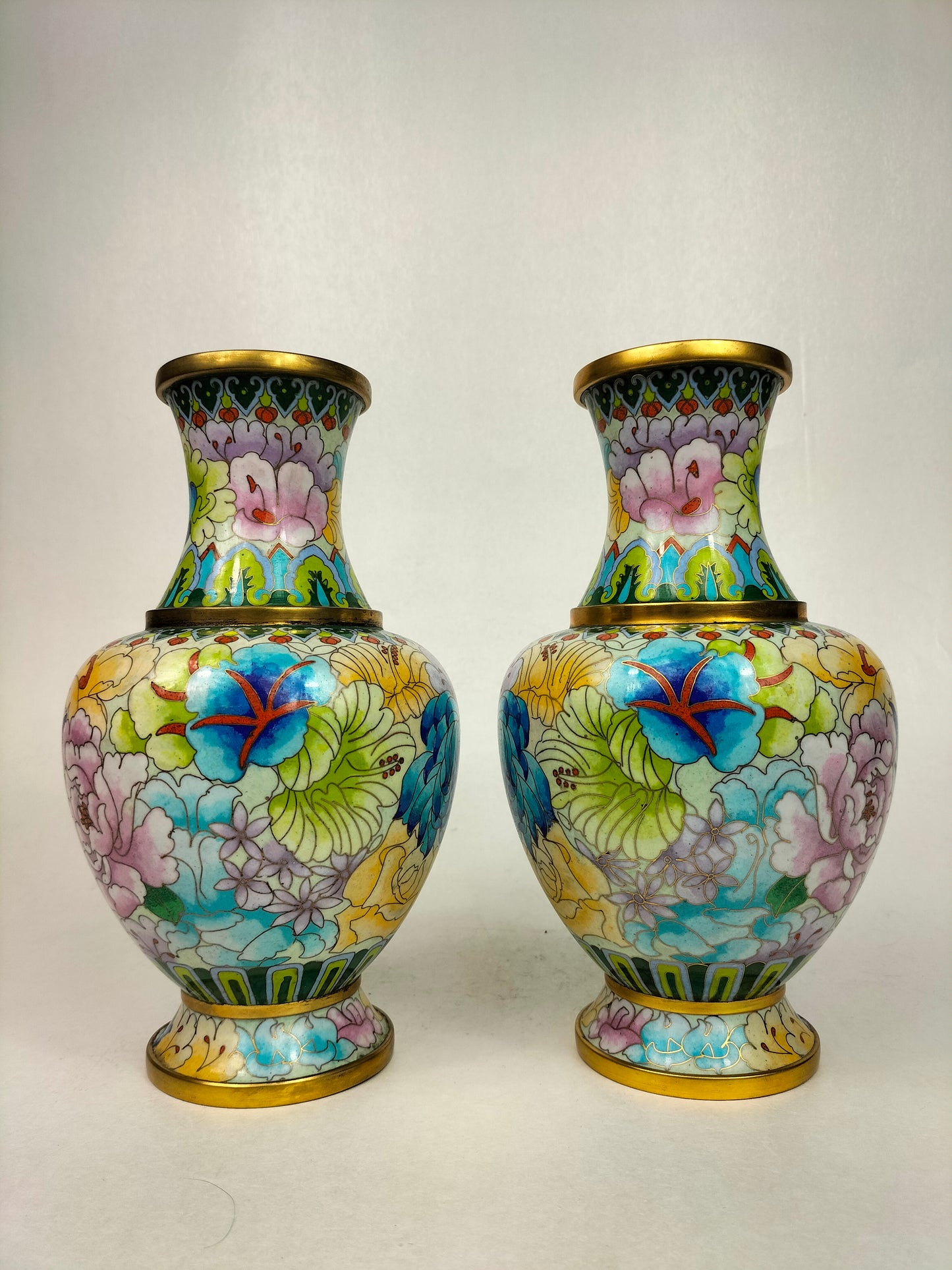 Par de vasos chineses millefleur em esmalte cloisonne // século XX