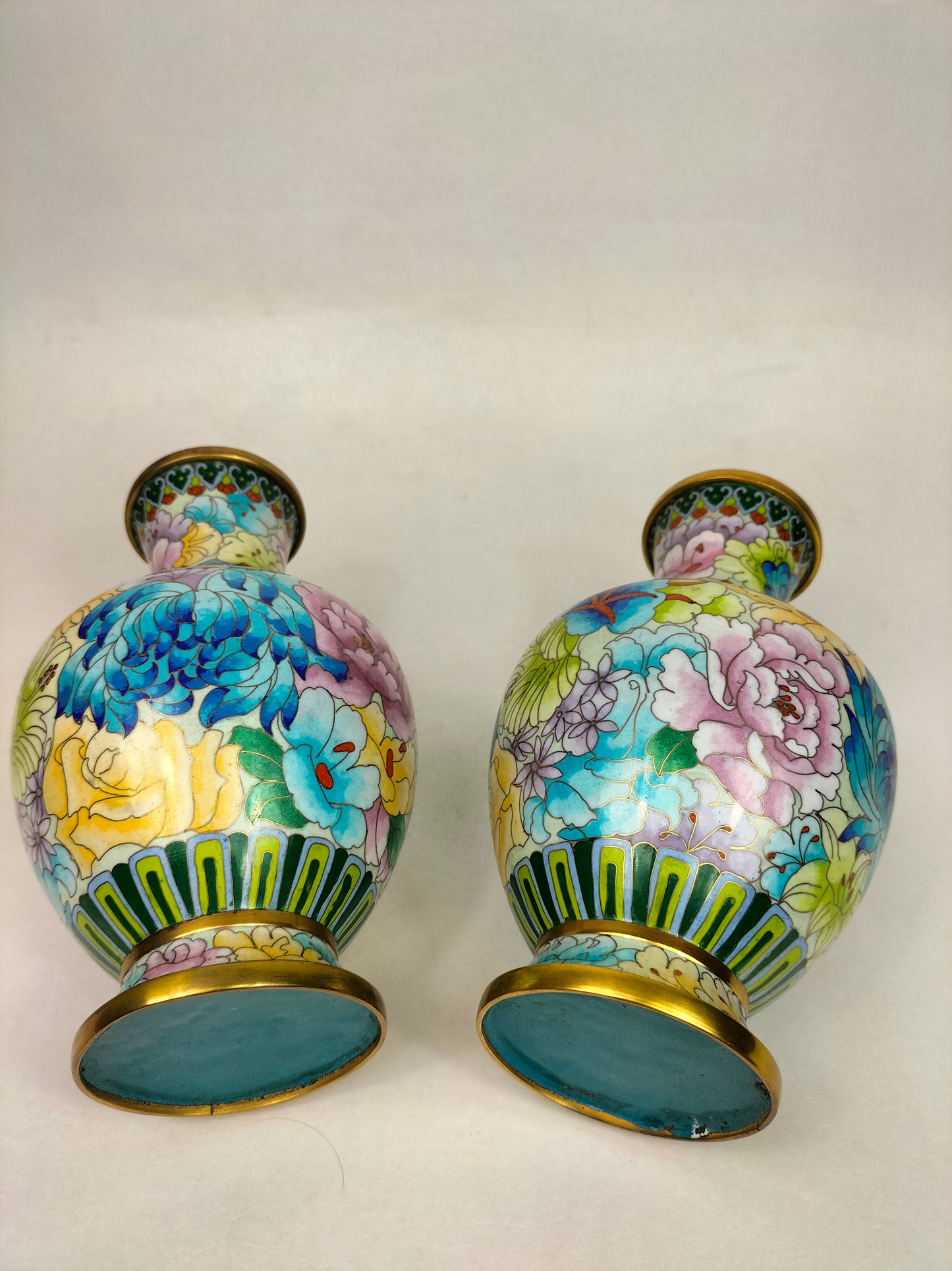 Paire de vases millefleurs chinois en émail cloisonné // 20ème siècle