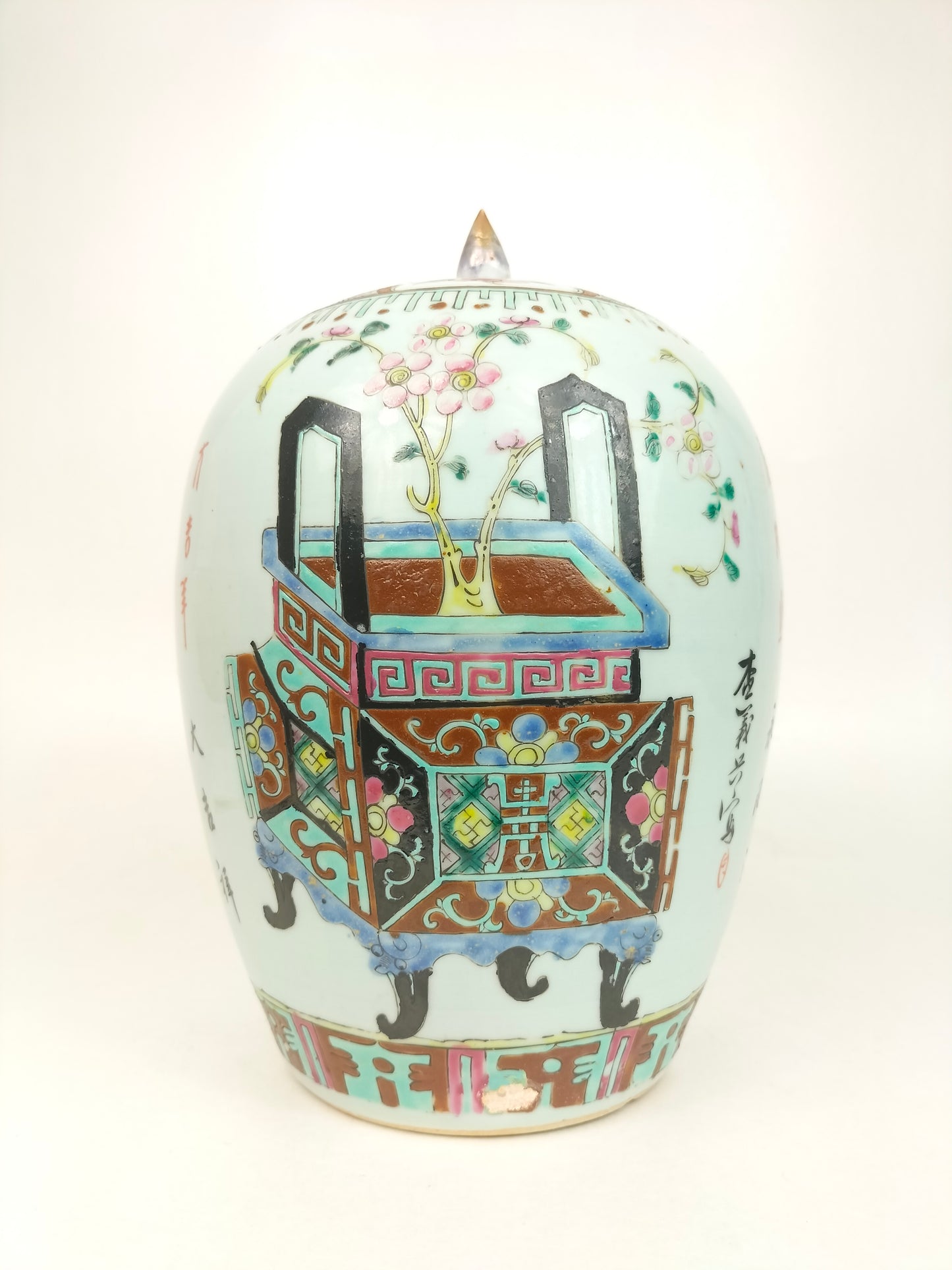 جرة زنجبيل صينية قديمة الطراز مزينة بسلال الزهور // عهد أسرة تشينغ - القرن التاسع عشر