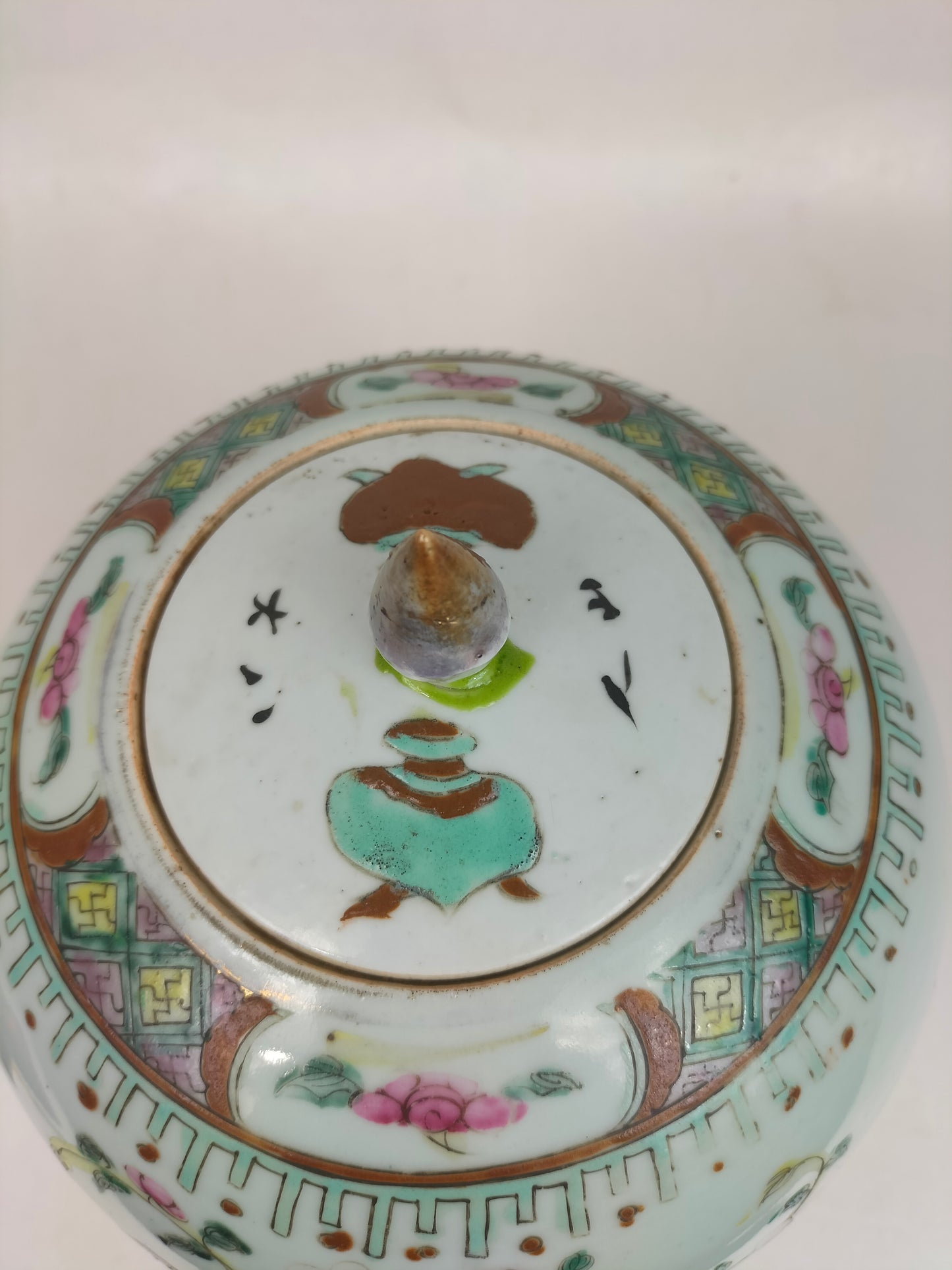 Antigo pote chinês de gengibre família verde decorado com cestos de flores // Dinastia Qing - século XIX