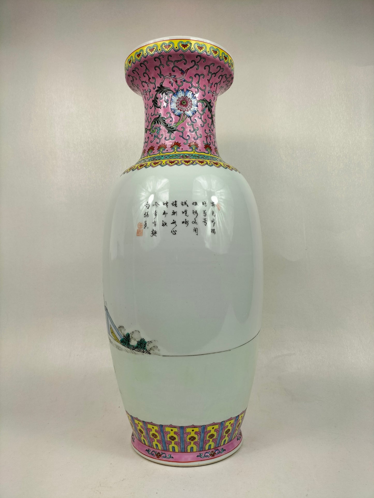 Grand vase en porcelaine de Chine famille rose à décor d'une scène de jardin // Jingdezhen - XXe siècle