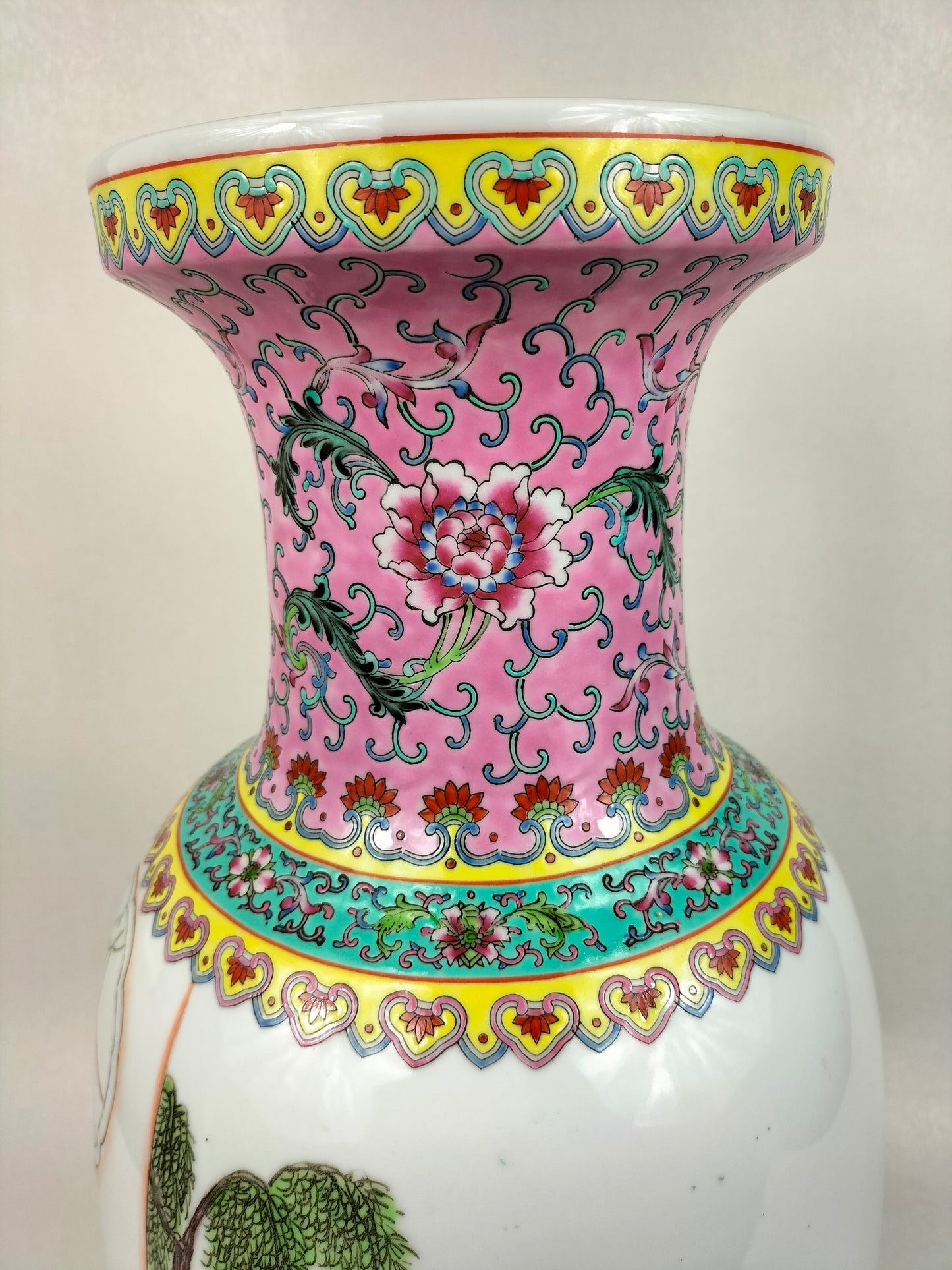 Grande vaso chinês da família rosa decorado com cena de jardim // Jingdezhen - século XX
