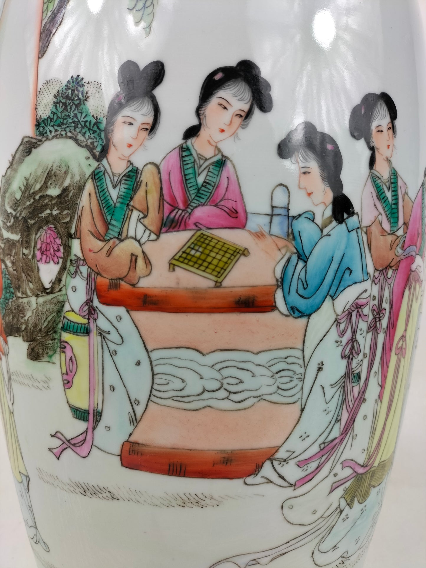 Grand vase en porcelaine de Chine famille rose à décor d'une scène de jardin // Jingdezhen - XXe siècle