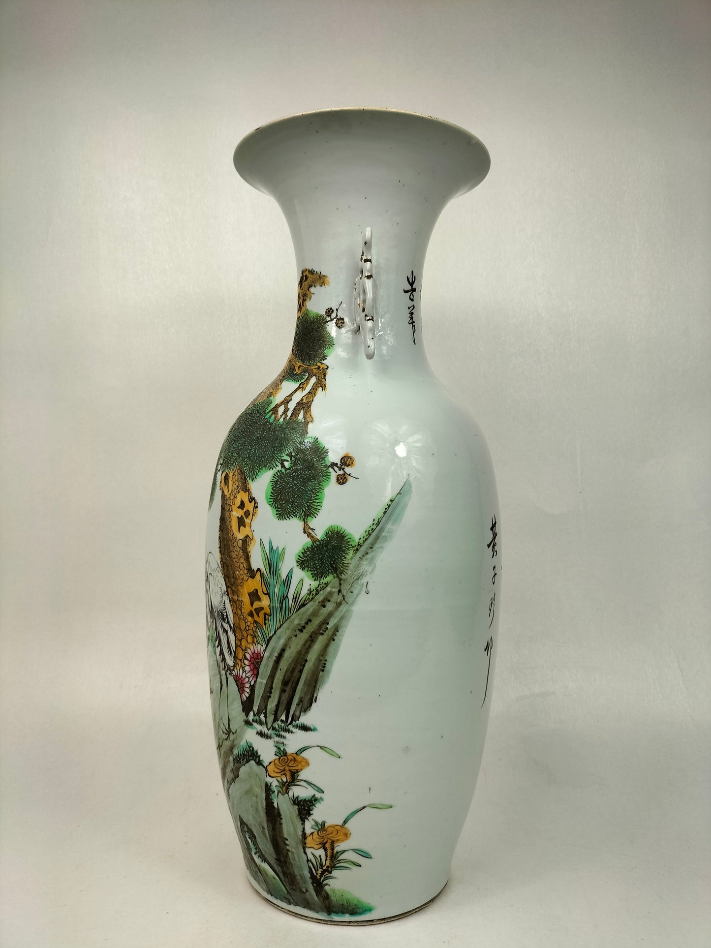 Grande vaso chinês antigo decorado com grous e flores // Período da República (1912-1949)
