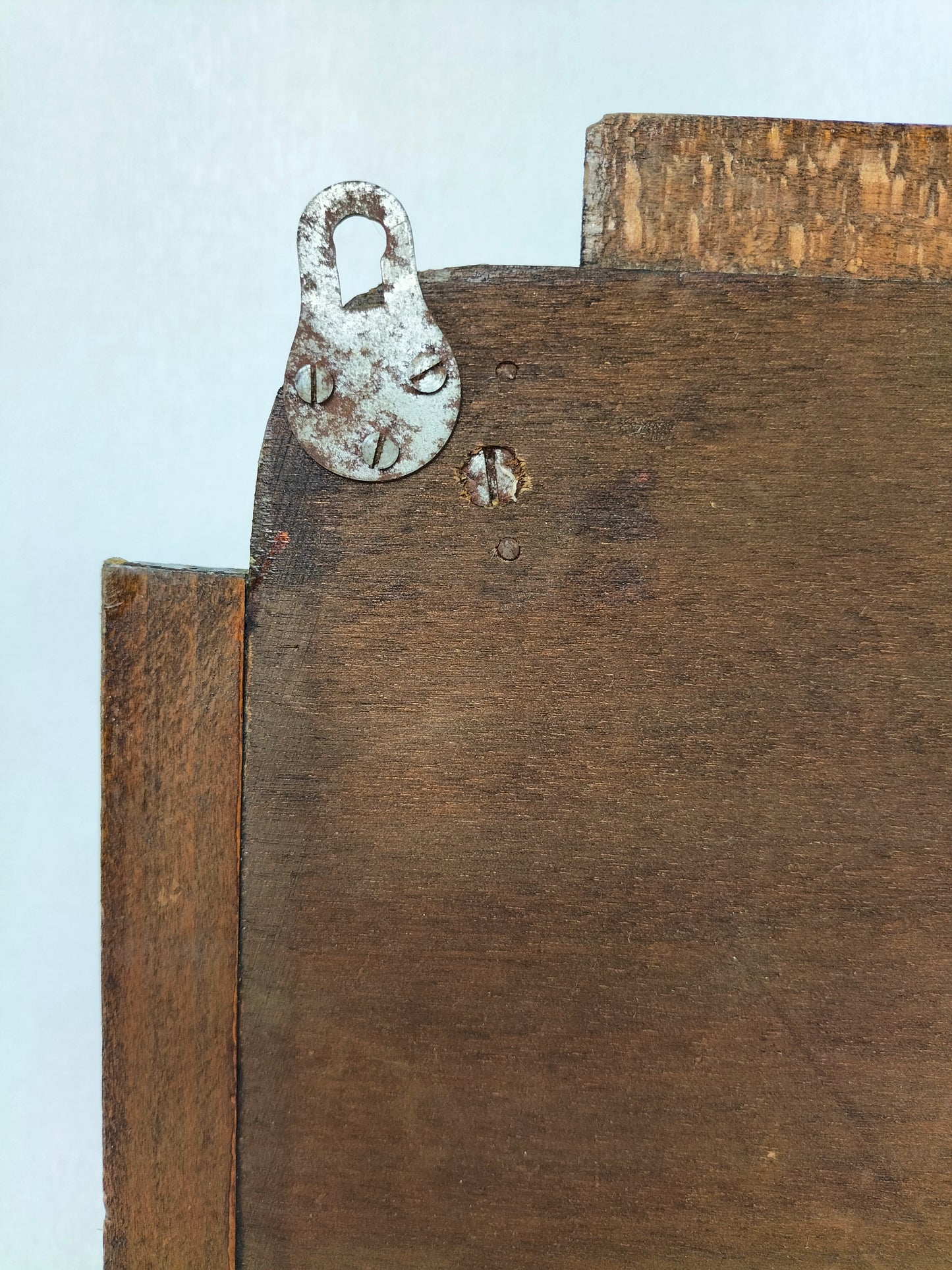 Rak kot yang dipasang di dinding kayu vintaj dengan cermin // Pertengahan abad ke-20