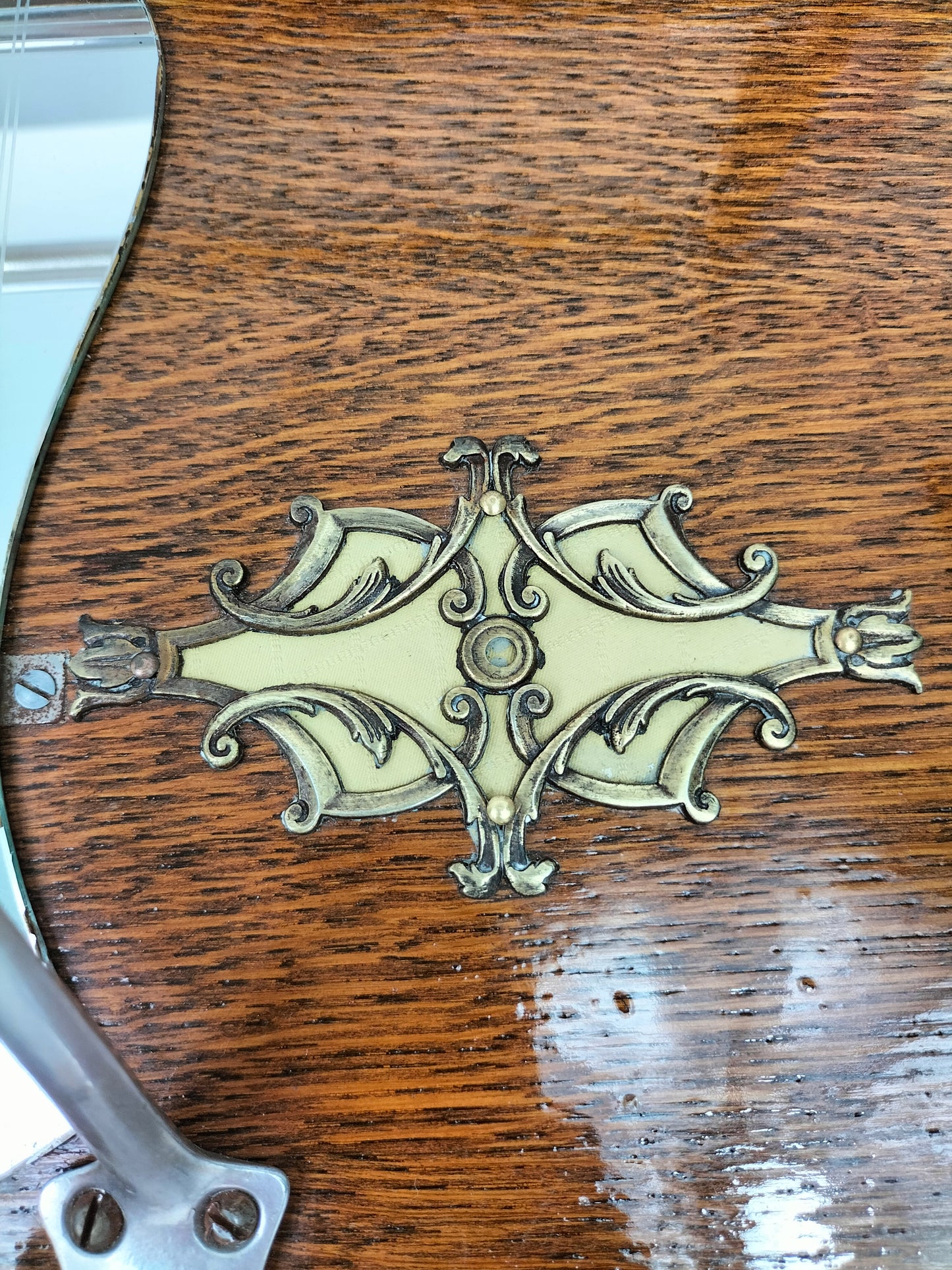 Rak kot yang dipasang di dinding kayu vintaj dengan cermin // Pertengahan abad ke-20