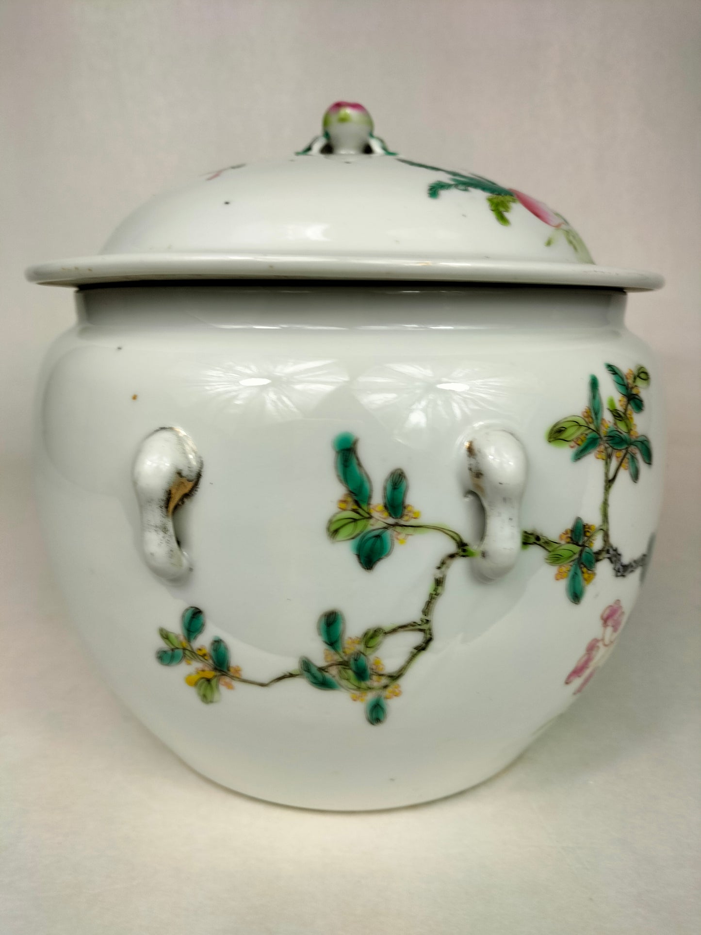 古董中国粉彩带盖罐，饰有花朵和蝙蝠//民国时期（1912-1949）