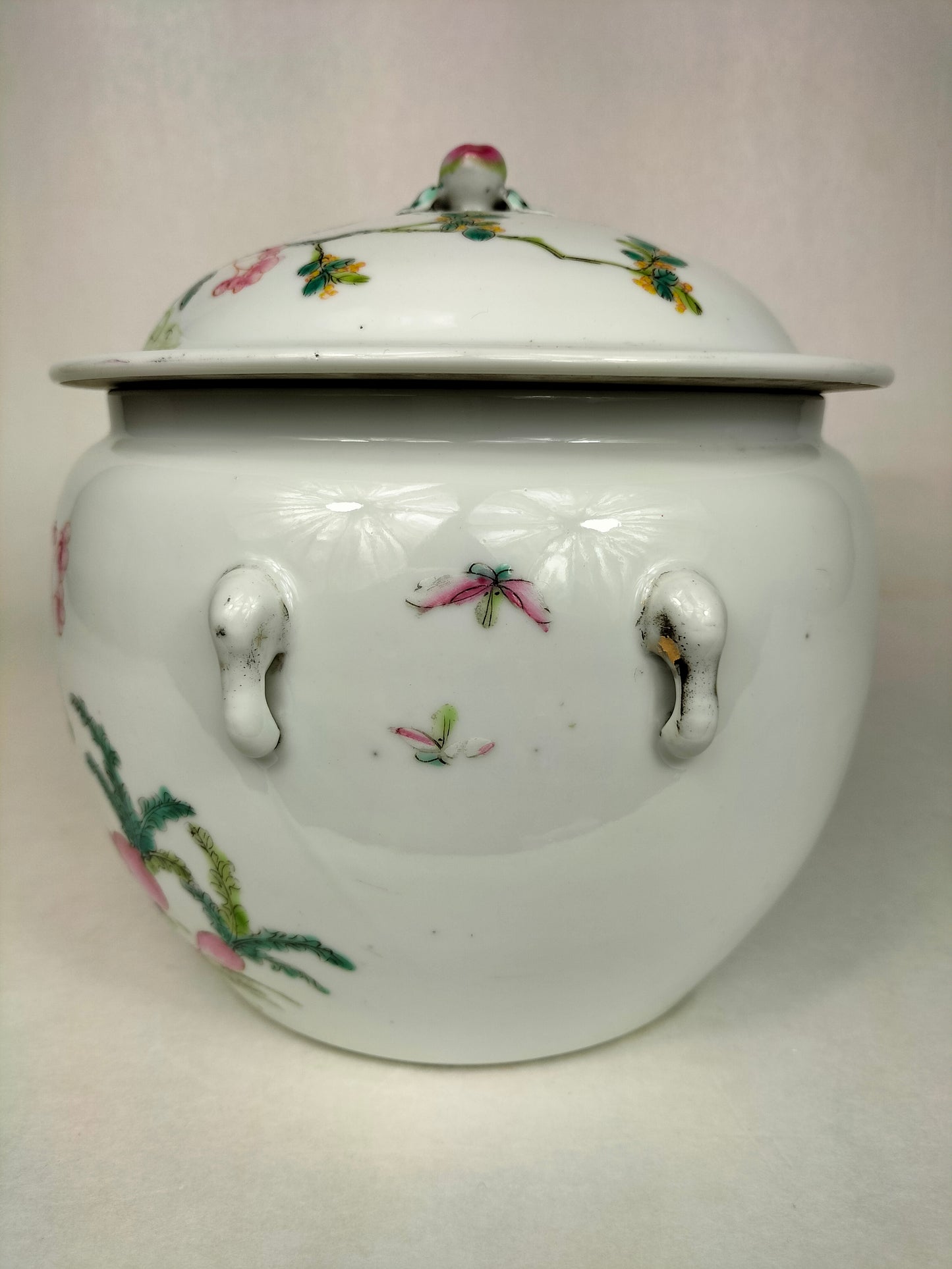Pot à couvercle chinois antique famille rose décoré de fleurs et de chauves-souris // Période République (1912-1949)