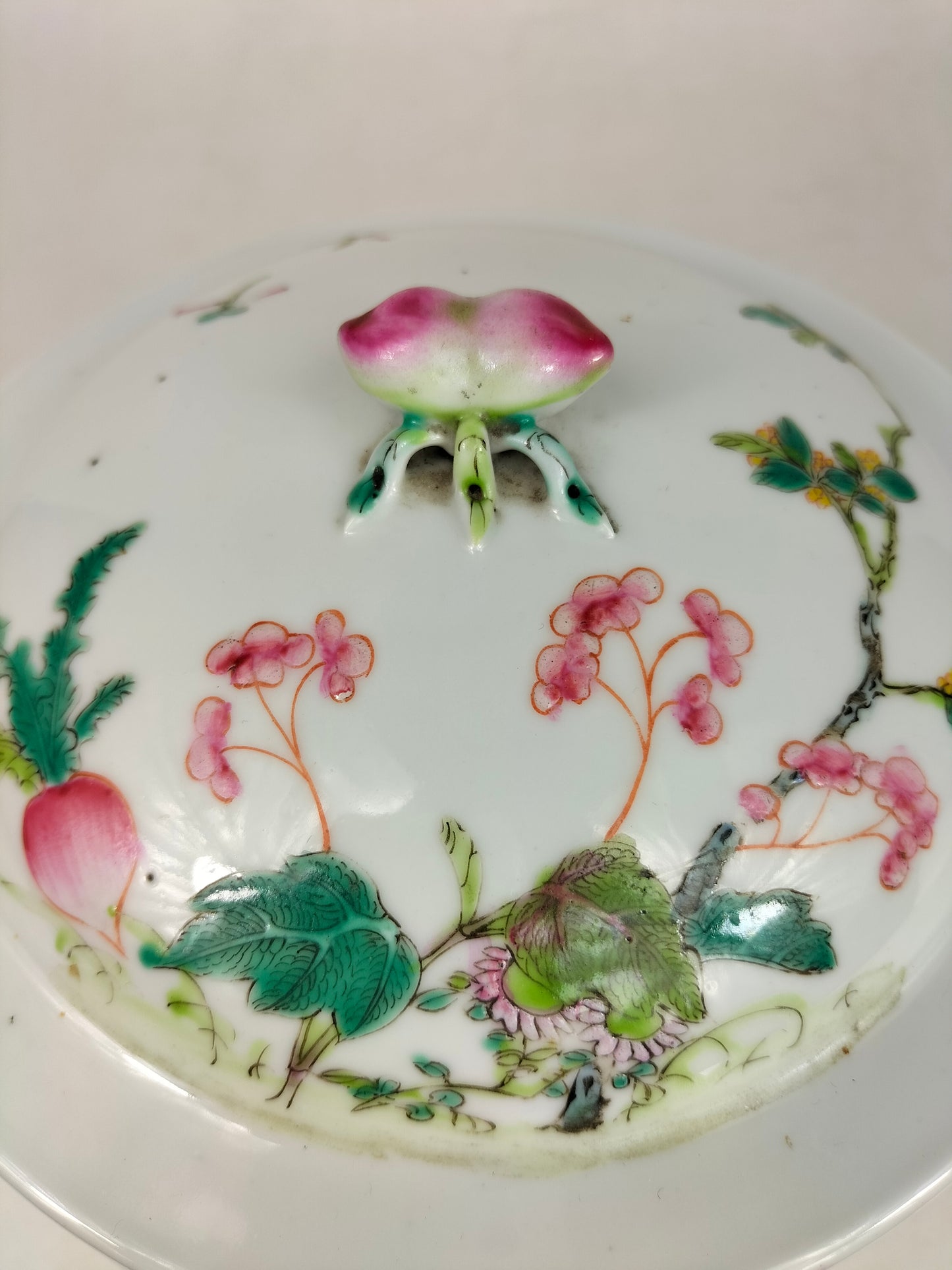 Antique Chinese famille rose lidded jar decorated with flowers and bats // Republic Period (1912-1949)
