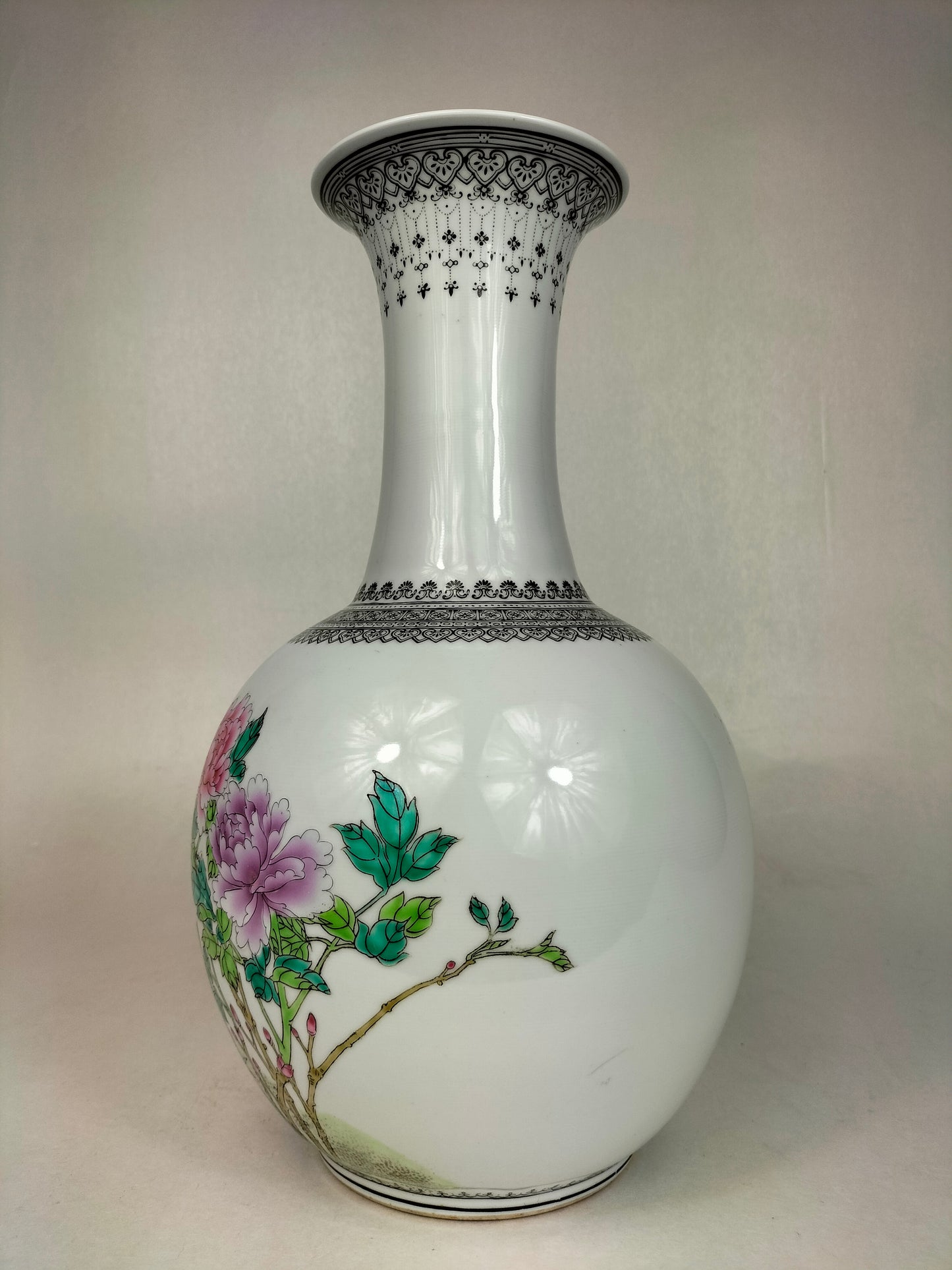 Vintage Chinese bottle vase decorated with flowers // Jingdezhen - 20th century