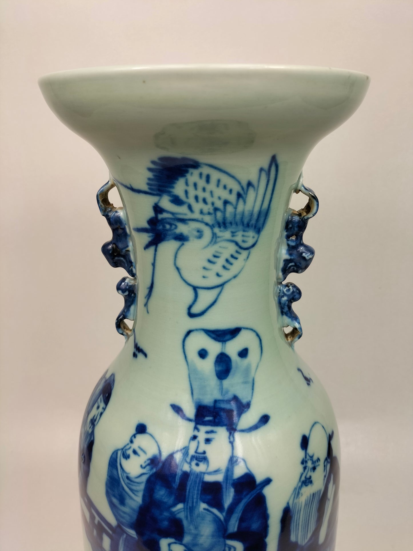 Grande vaso antigo de celadon chinês decorado com sábios // Dinastia Qing - século XIX