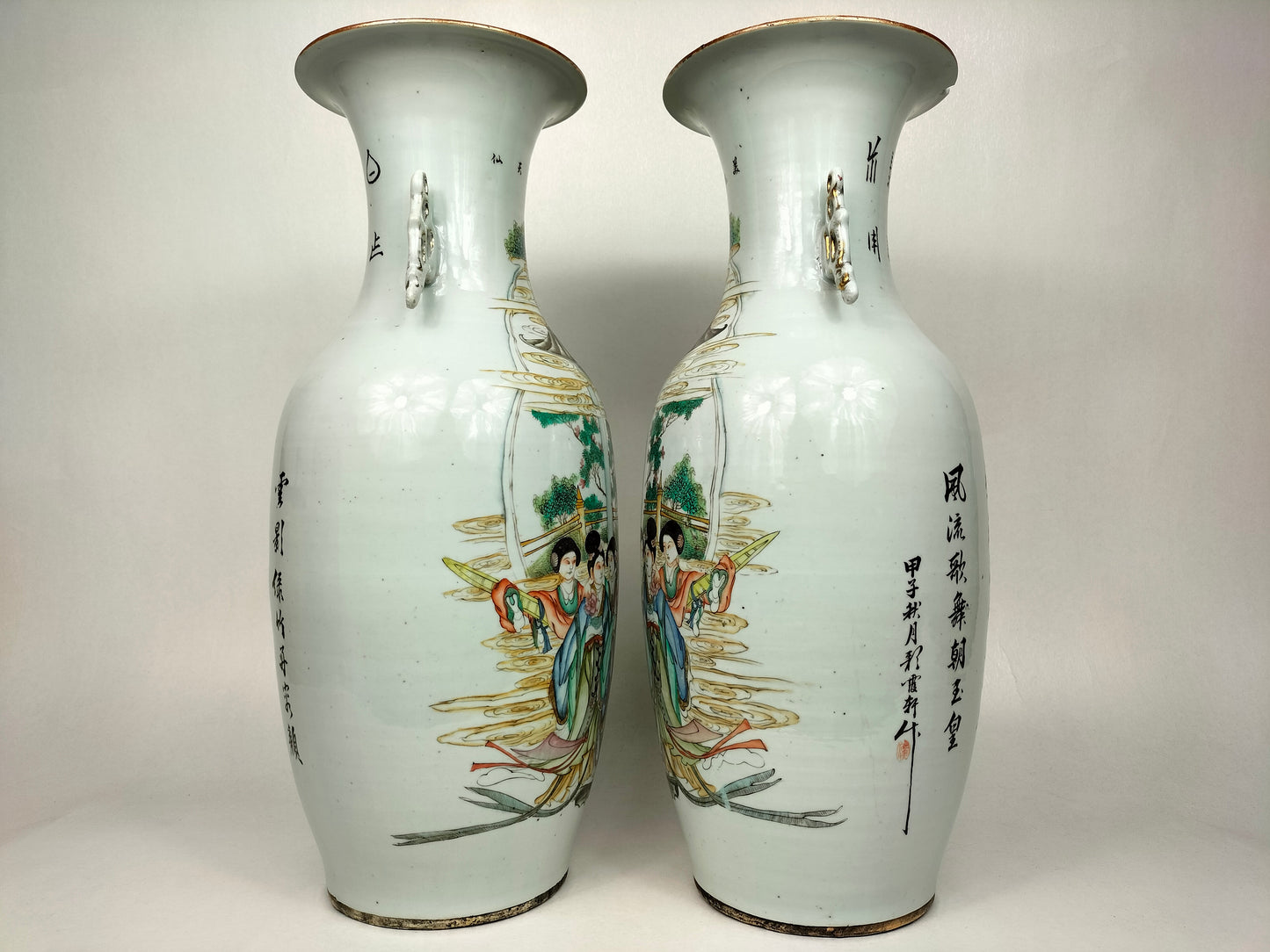 Paire de grands vases anciens chinois polychromes à décor d'une scène de jardin // Période République (1912-1949)